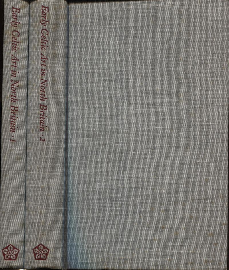 Macgregor M. - Early Celtic Art in North Britain. Leicester, 1976. 2 Vol. Completo. Pp. XVII – 22...