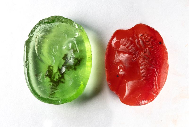 A lot of 2 Neoclassical glass cast impression. Imperial portraits.