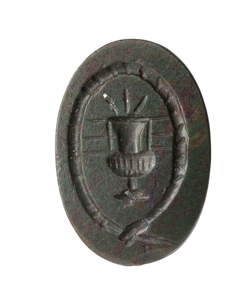 Ambito romano, Placca in sangue di drago (bloodstone) a intaglio, doppia faccia con iscrizioni ma...