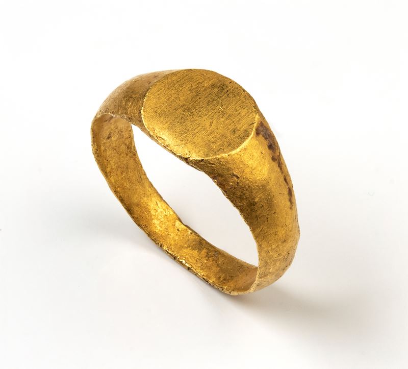 A Roman gold finger ring.