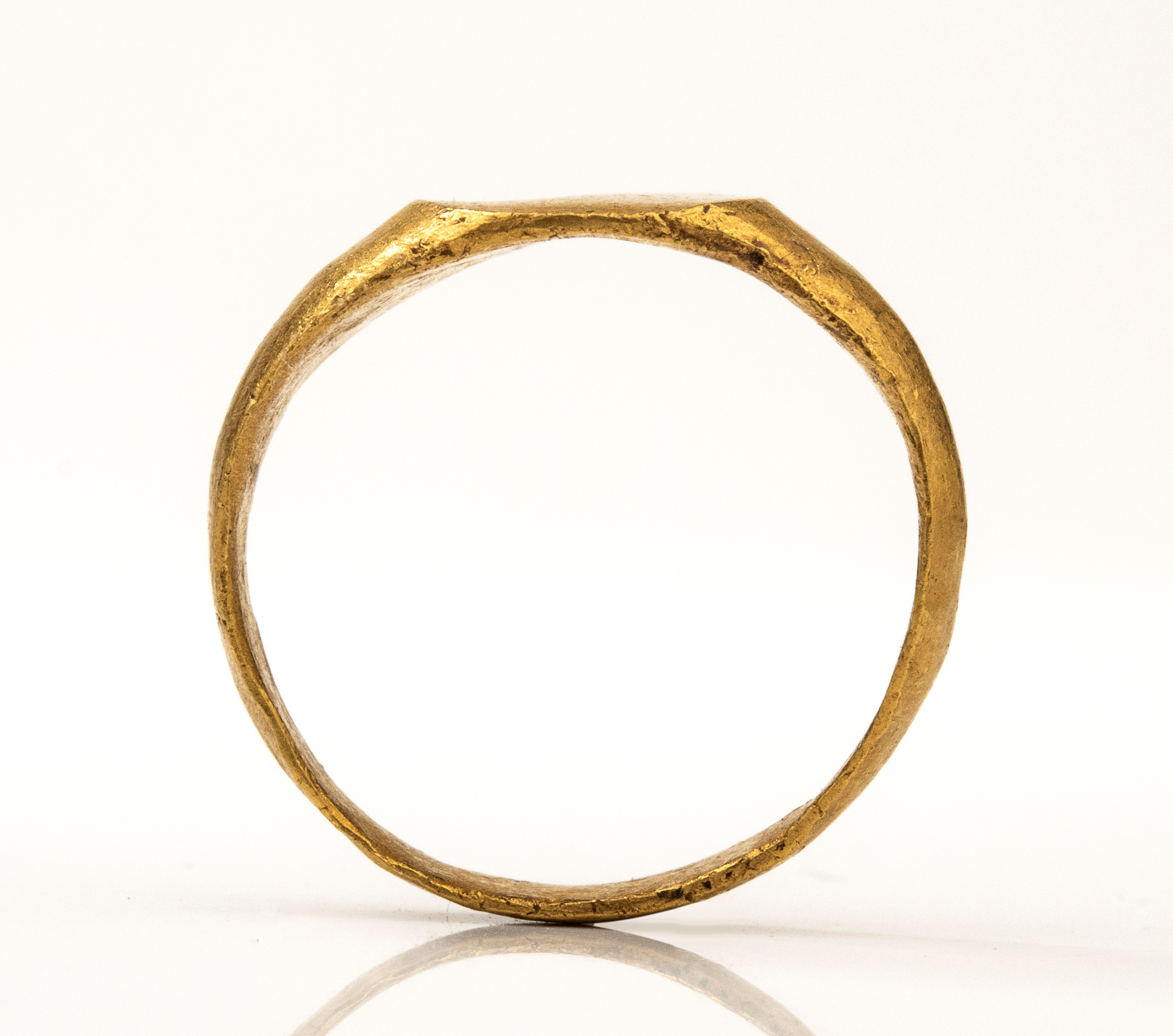 A Roman gold finger ring.