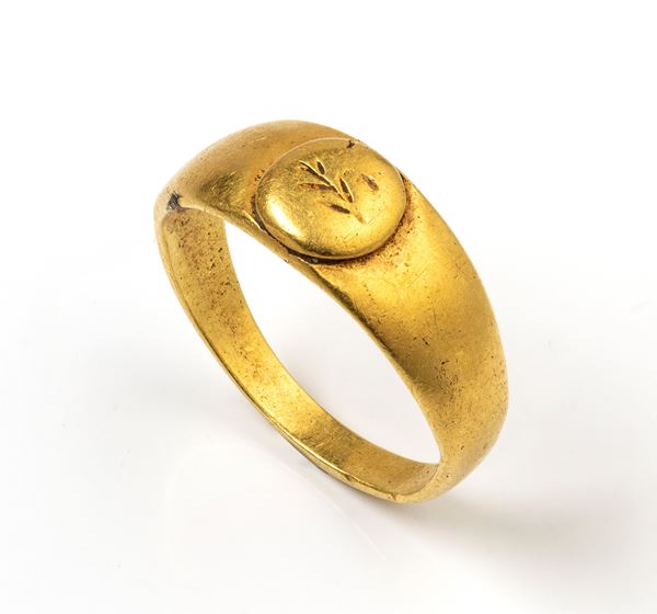 A Roman engraved  gold finger ring with a palm branch