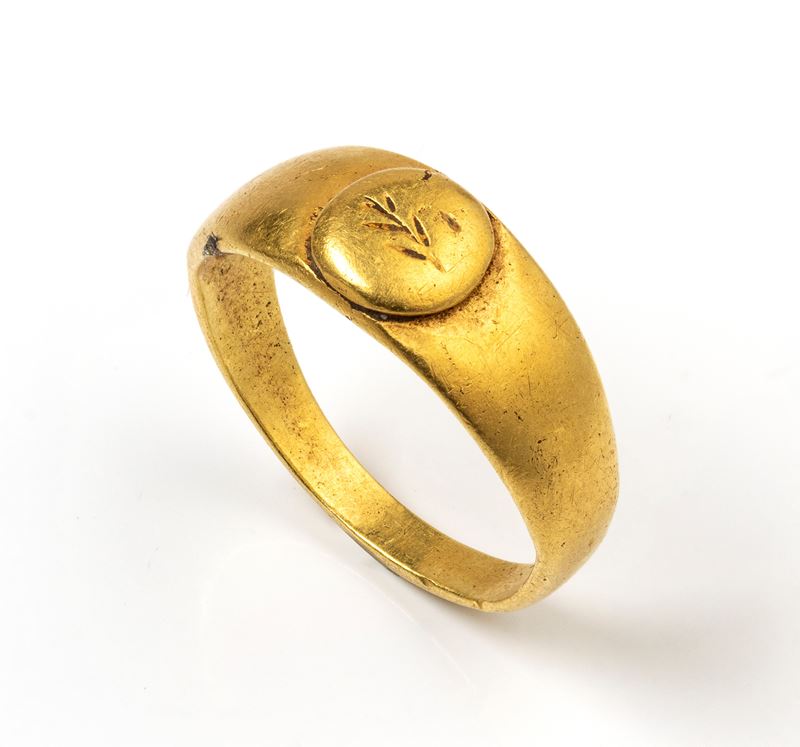 A Roman engraved gold finger ring with a palm branch