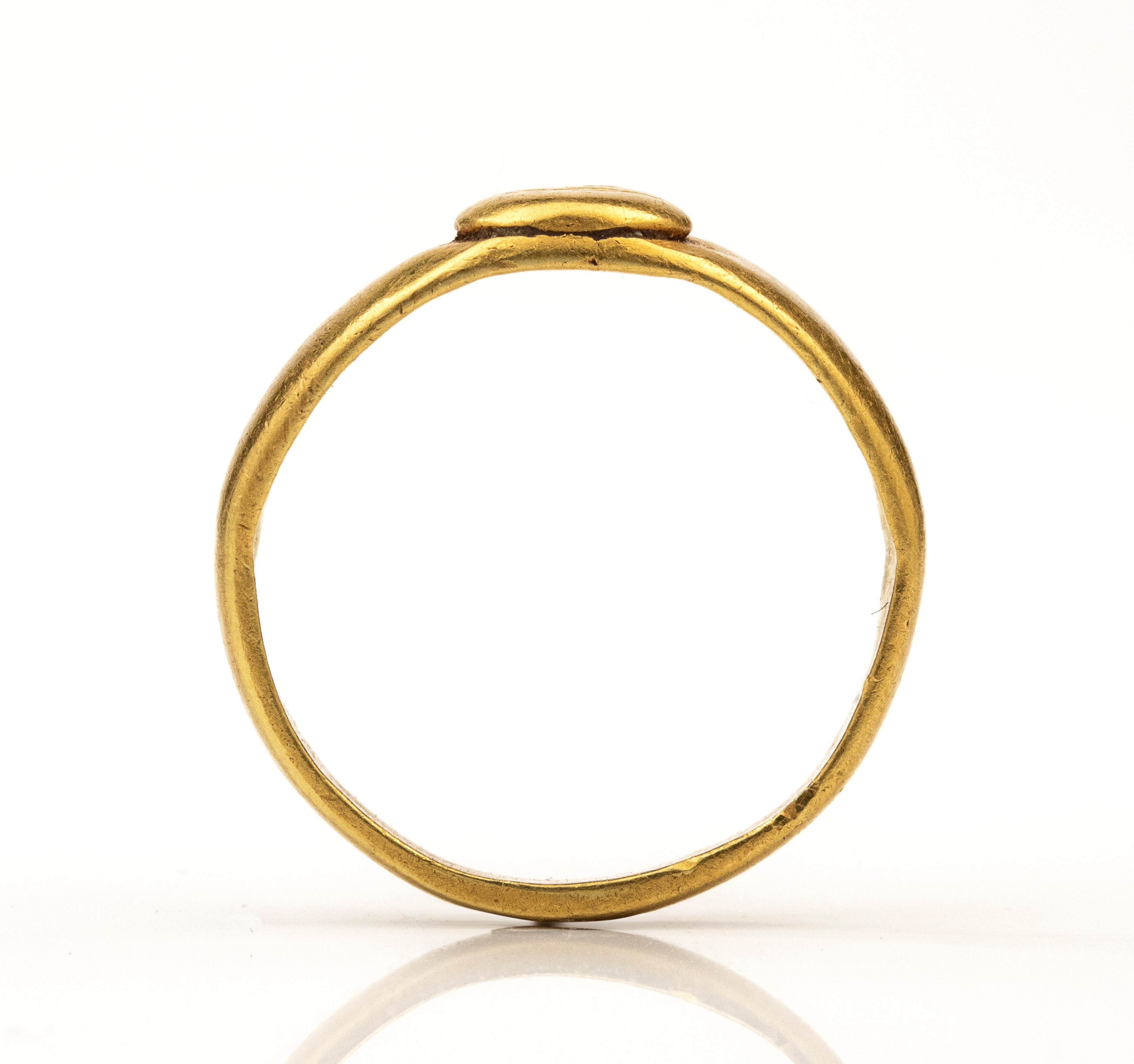 A Roman engraved gold finger ring with a palm branch