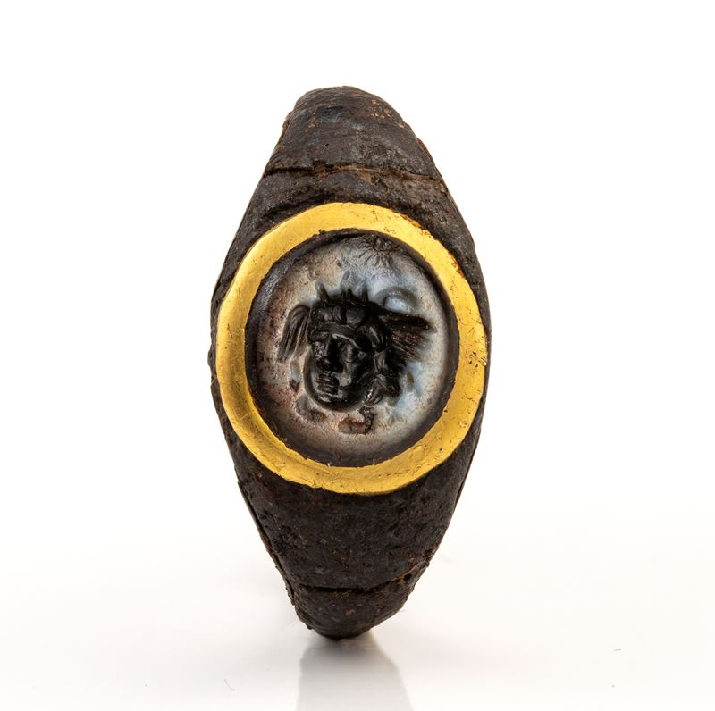 Nicolò con testa di Gorgone, anello in ferro e montatura in oro, I-II secolo d.C.