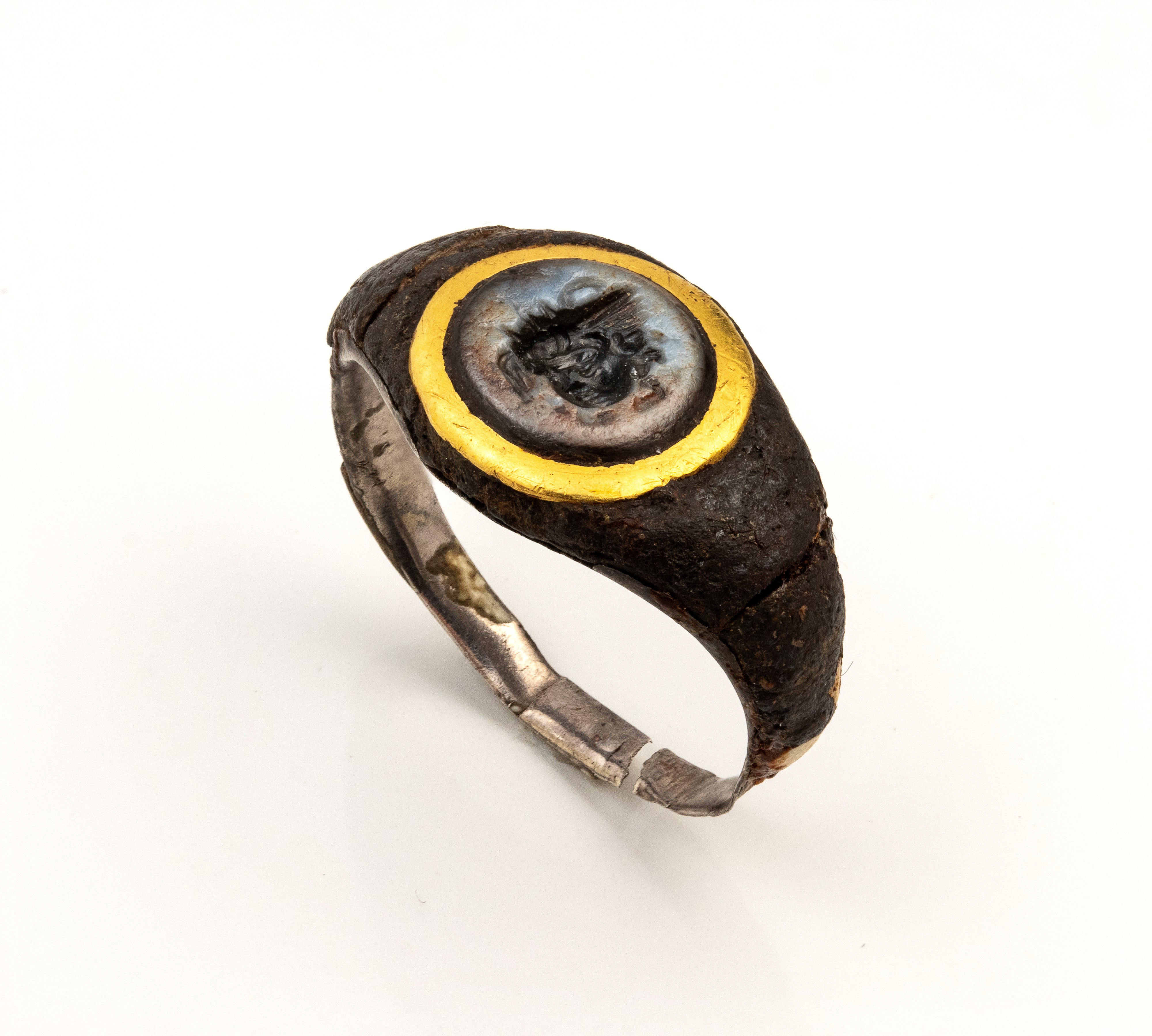 Nicolò con testa di Gorgone, anello in ferro e montatura in oro, I-II secolo d.C.