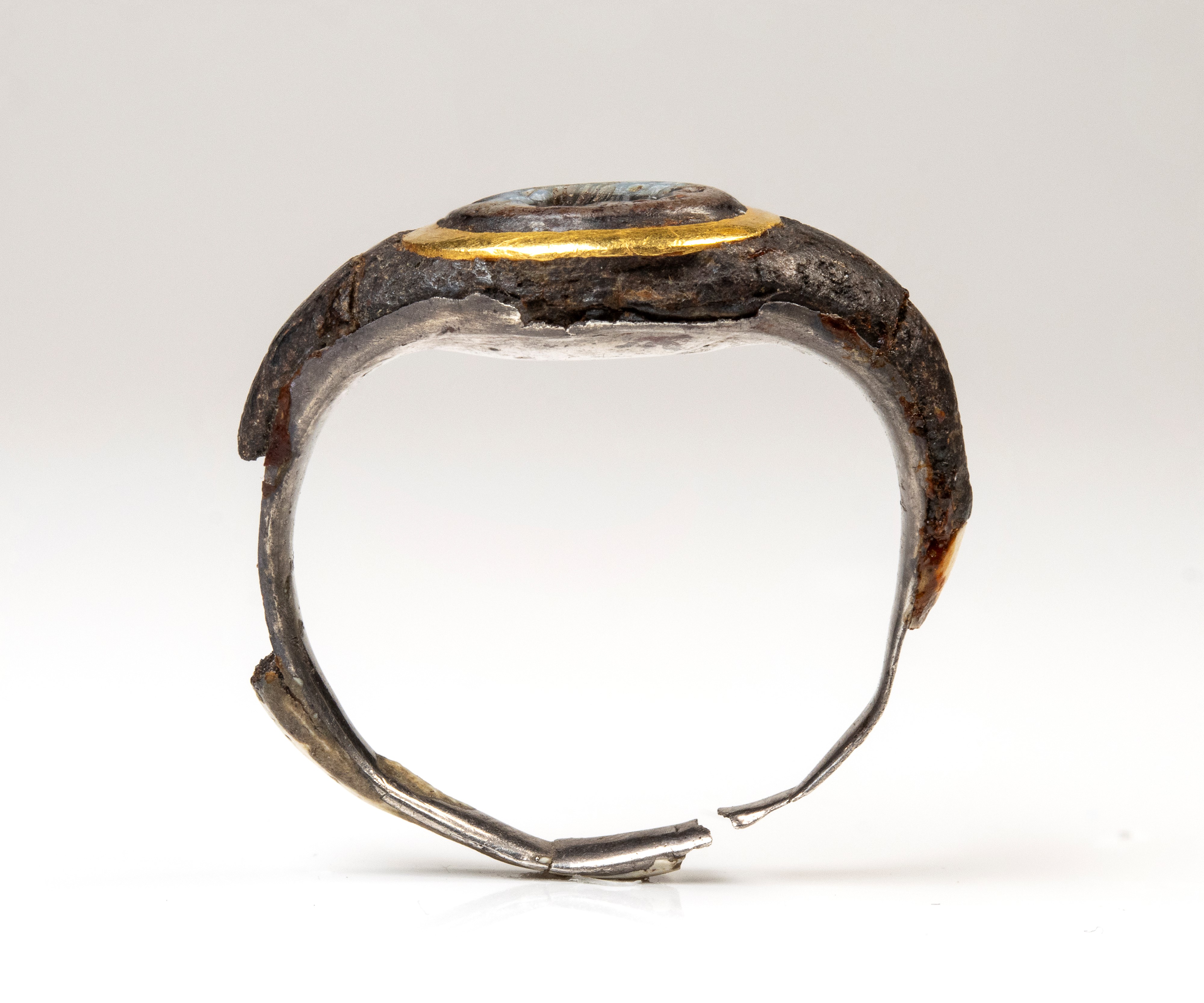 Nicolò con testa di Gorgone, anello in ferro e montatura in oro, I-II secolo d.C.