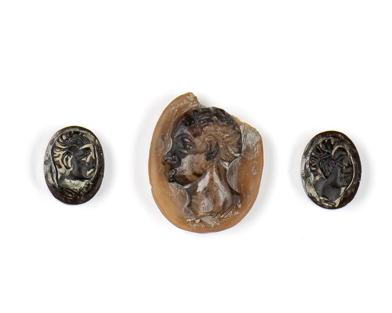 A lot of 3 agate cameos. Moor heads.