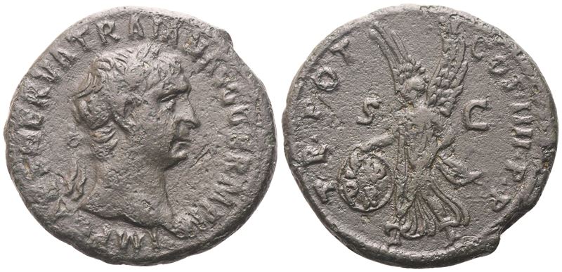 Traiano (98–117), As di Roma, bronzo Æ con busto laureato e Vittoria avanzante