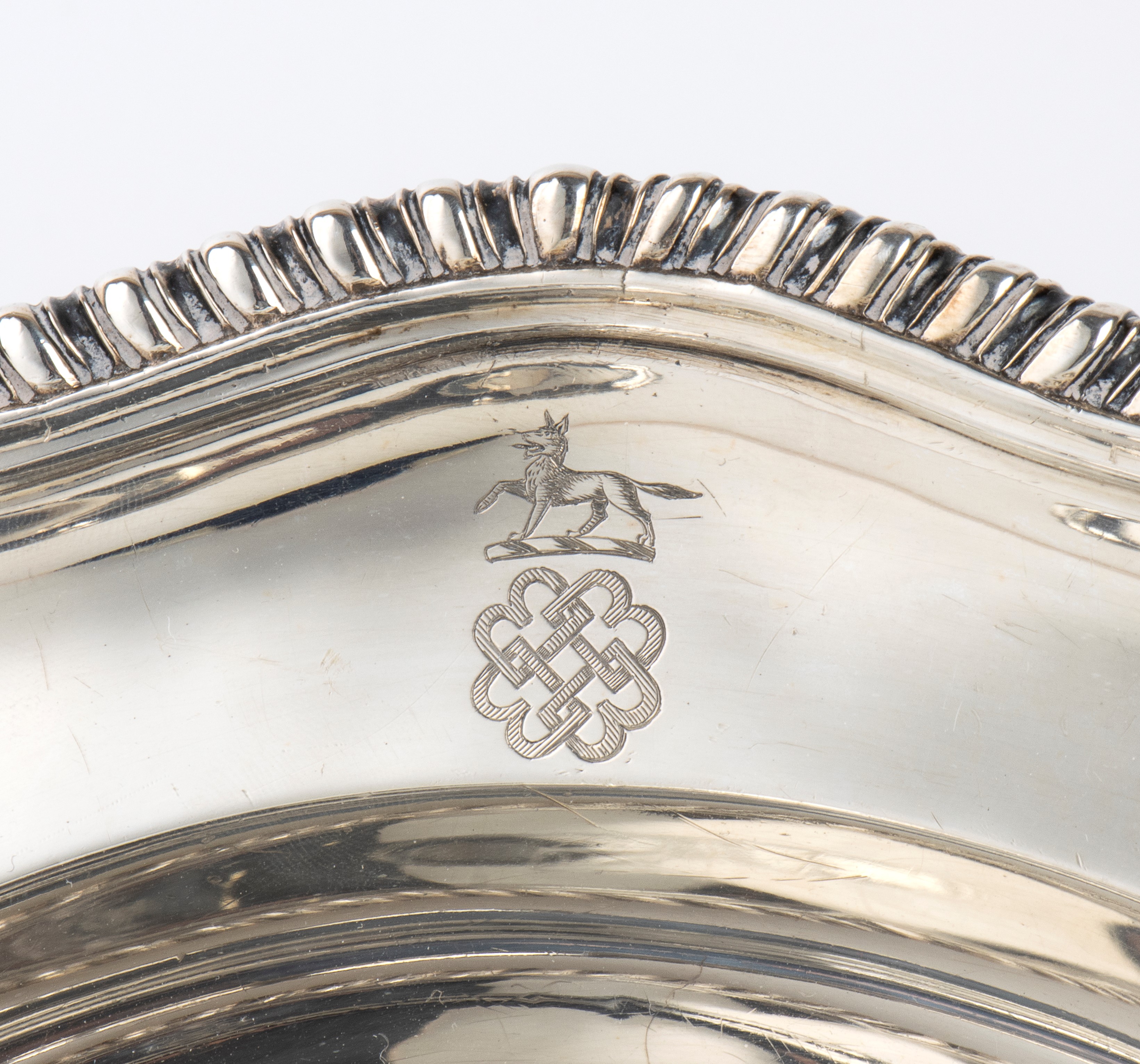 Due piatti vittoriani inglesi in argento