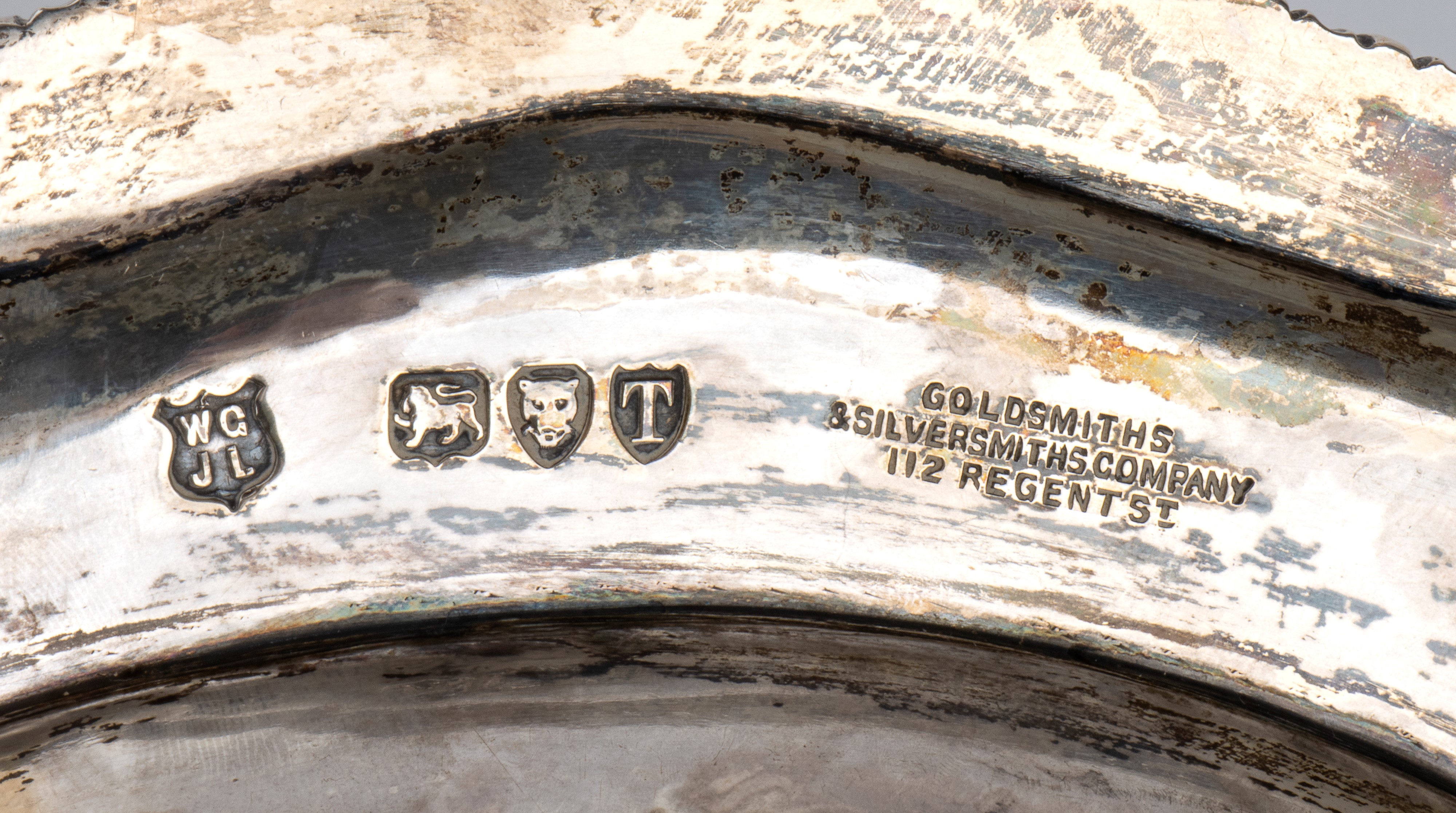 Due piatti vittoriani inglesi in argento