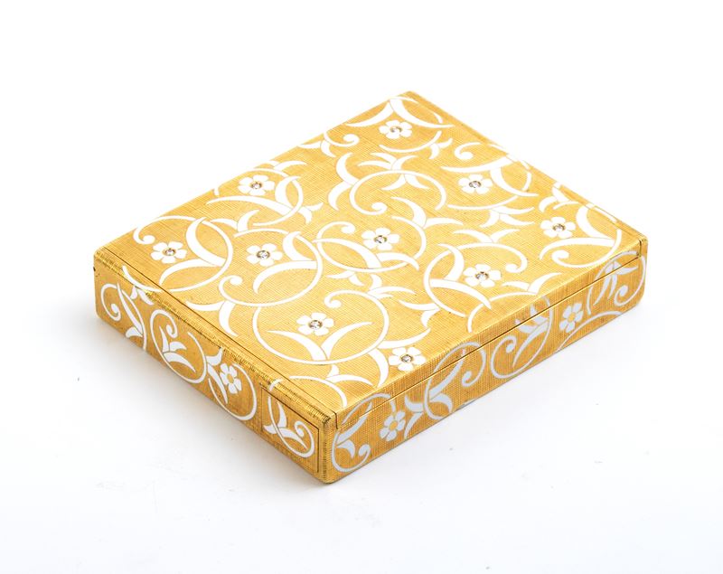 Portacipria in oro con smalti bianchi e diamanti