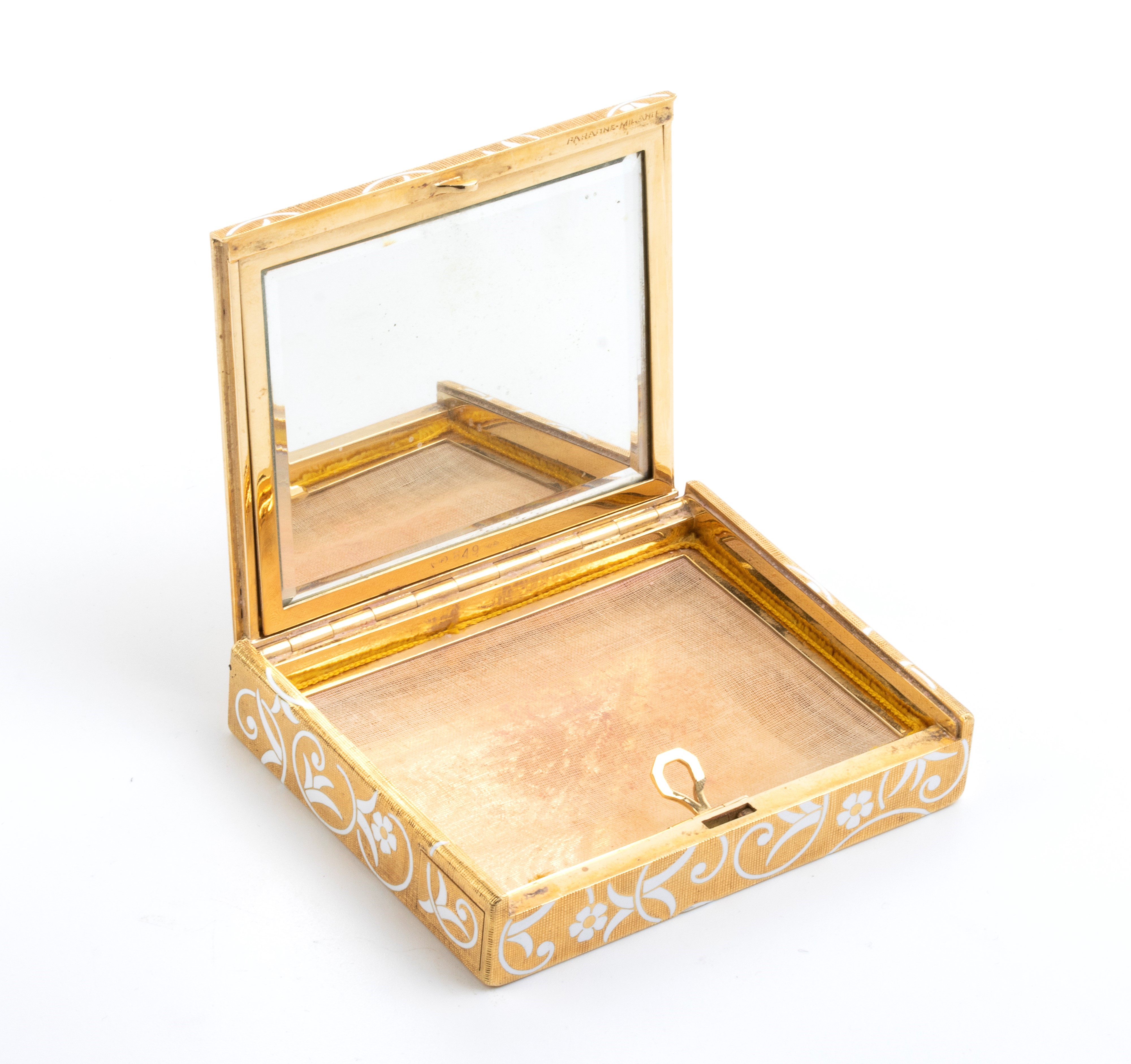 Portacipria in oro con smalti bianchi e diamanti