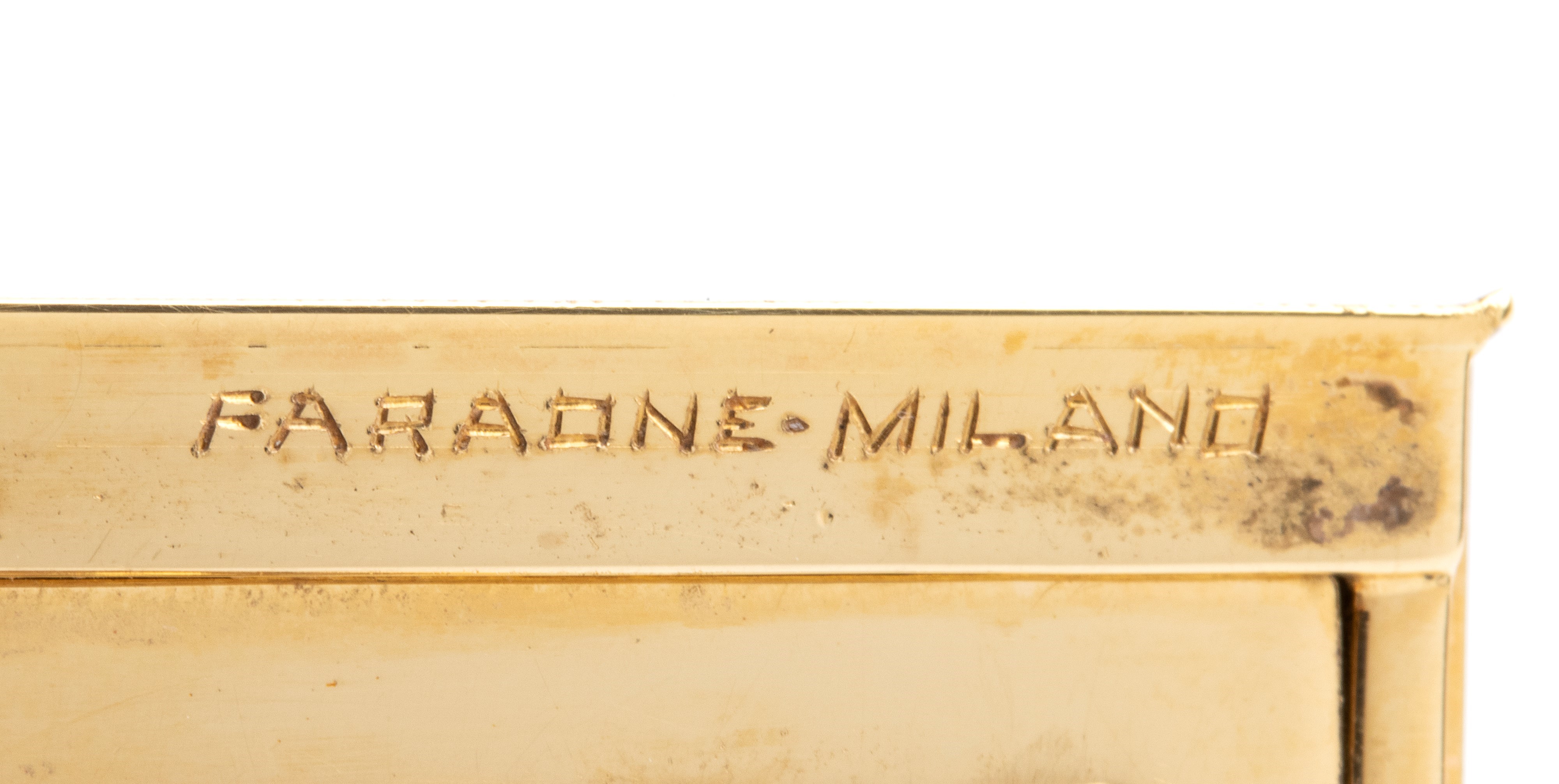 Portacipria in oro con smalti bianchi e diamanti