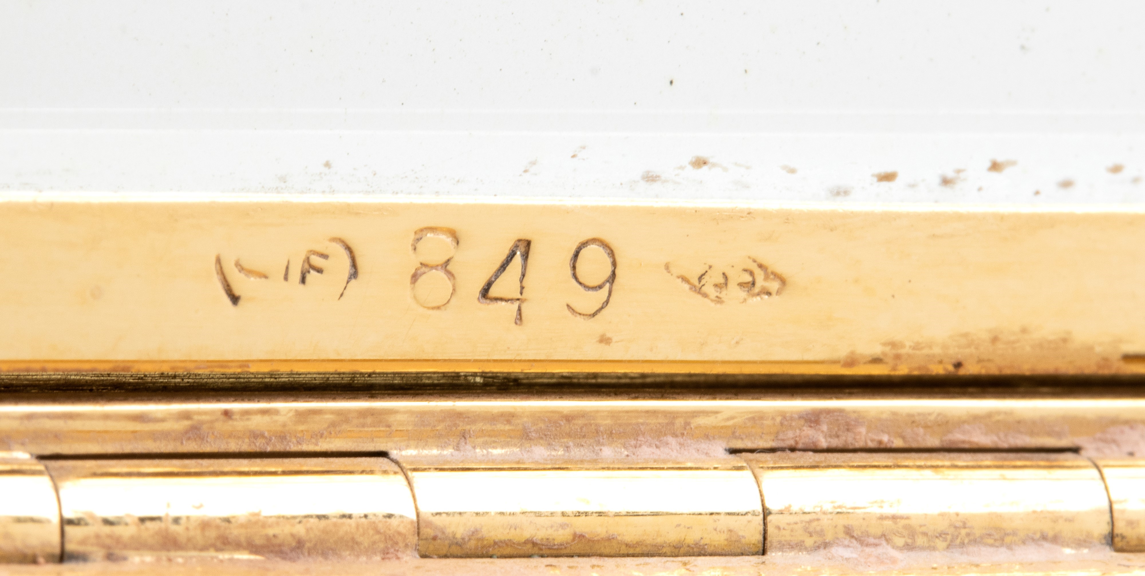 Portacipria in oro con smalti bianchi e diamanti