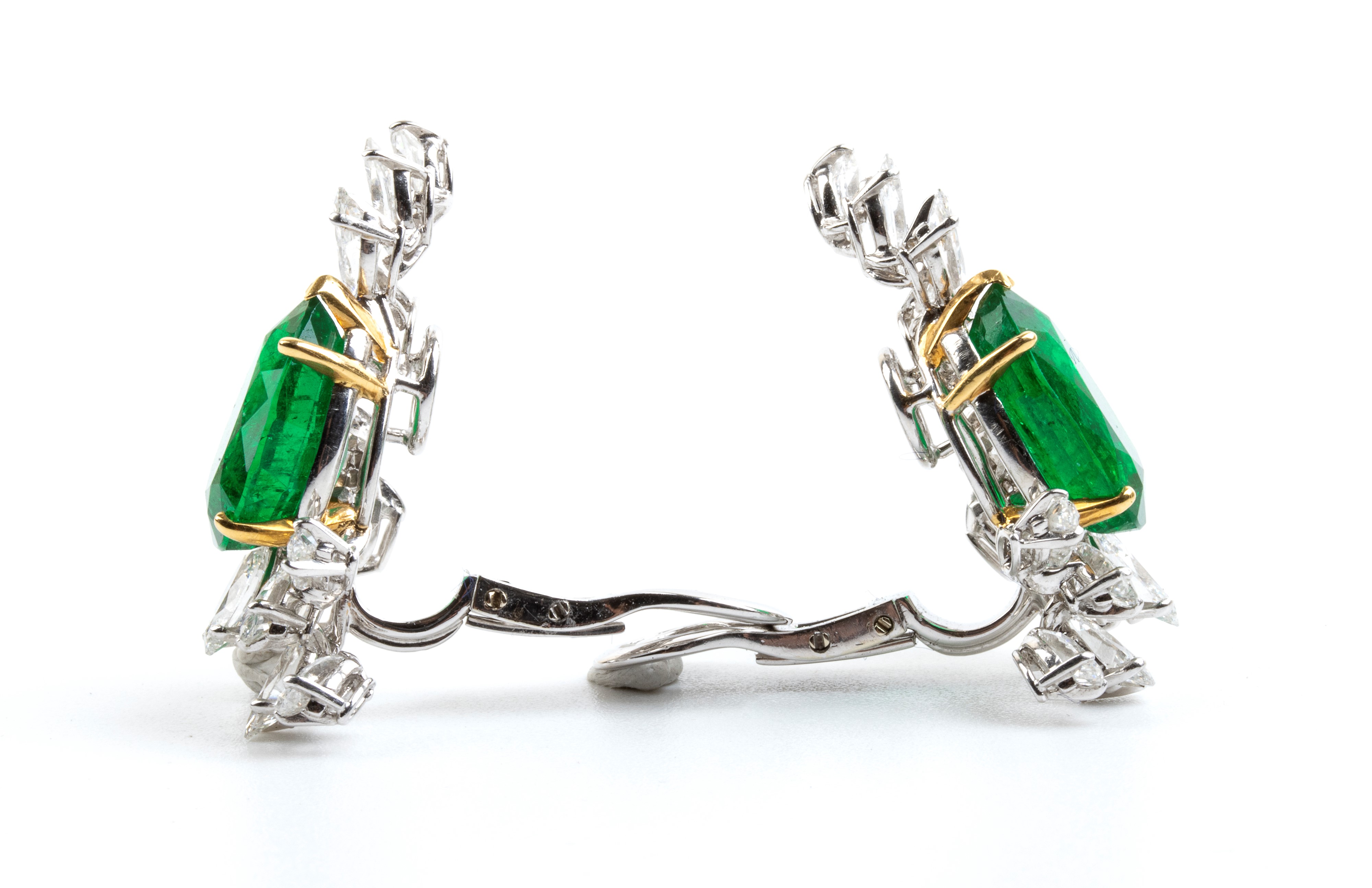 Paio di orecchini in oro, diamanti e smeraldi