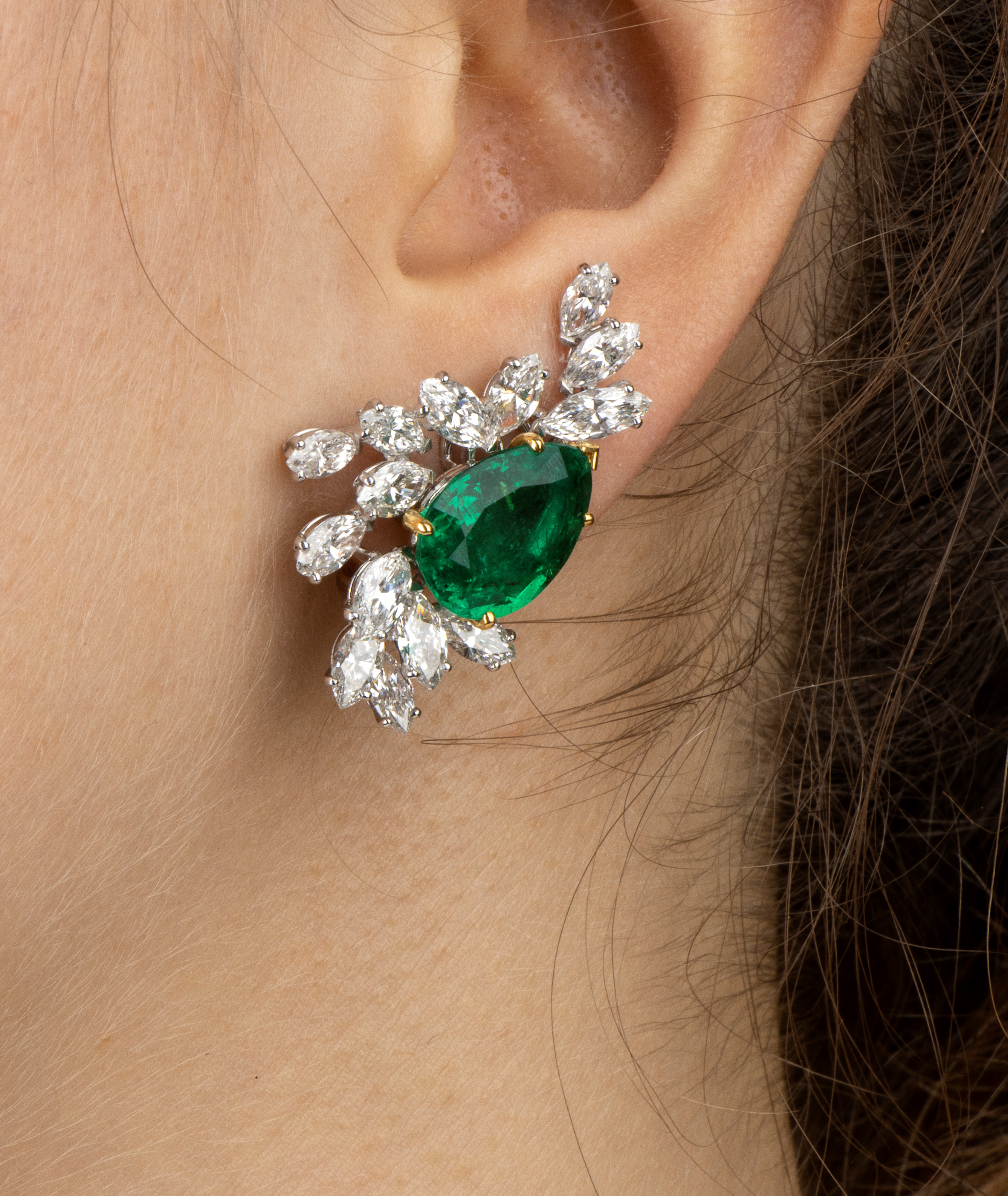 Paio di orecchini in oro, diamanti e smeraldi