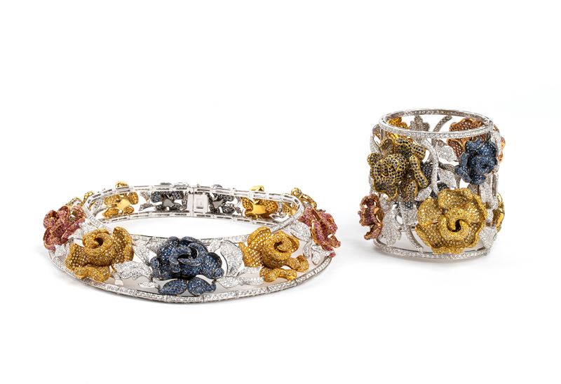 Demi parure composta da girocollo e bracciale in oro, diamanti e zaffiri