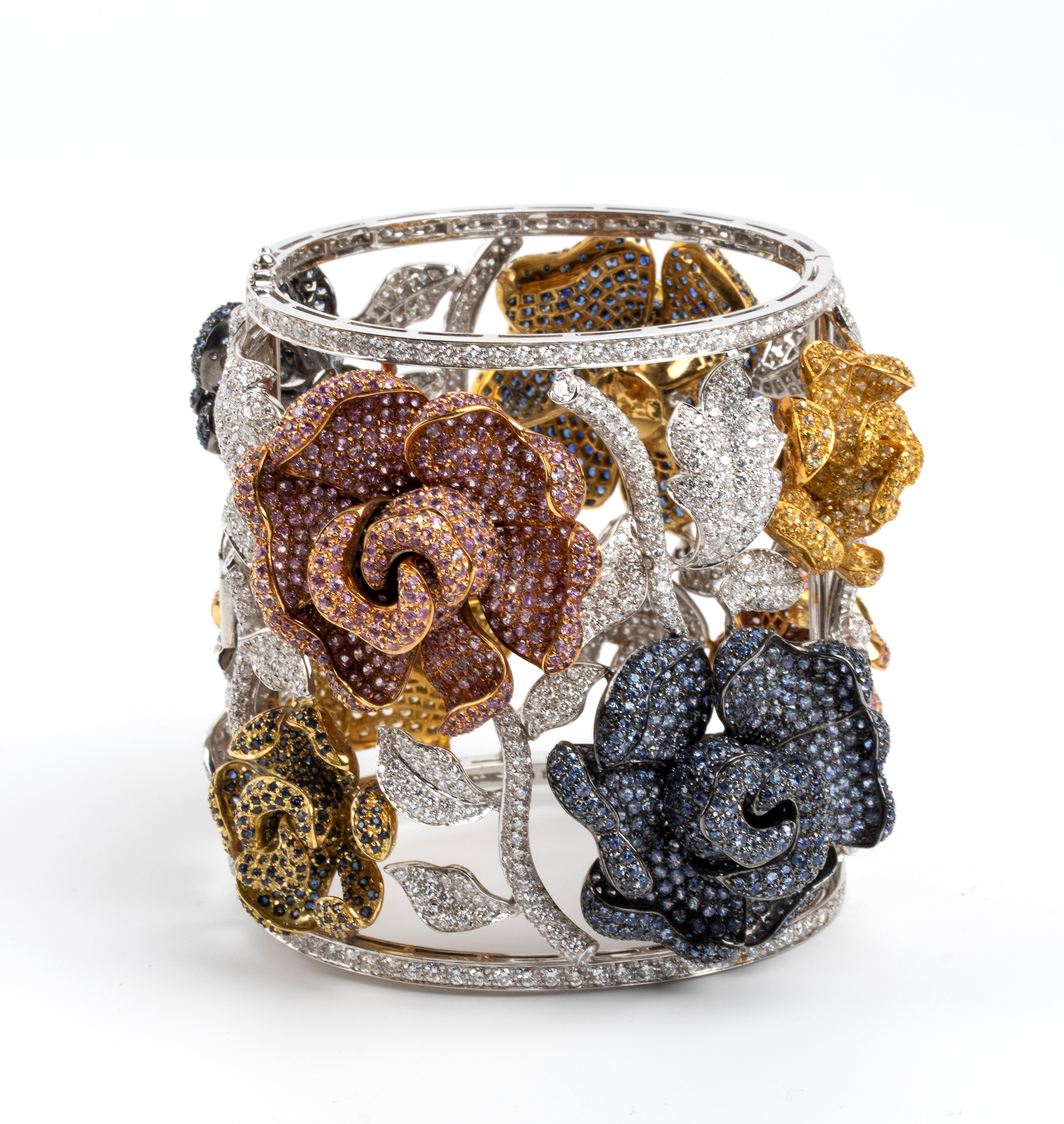 Demi parure composta da girocollo e bracciale in oro, diamanti e zaffiri