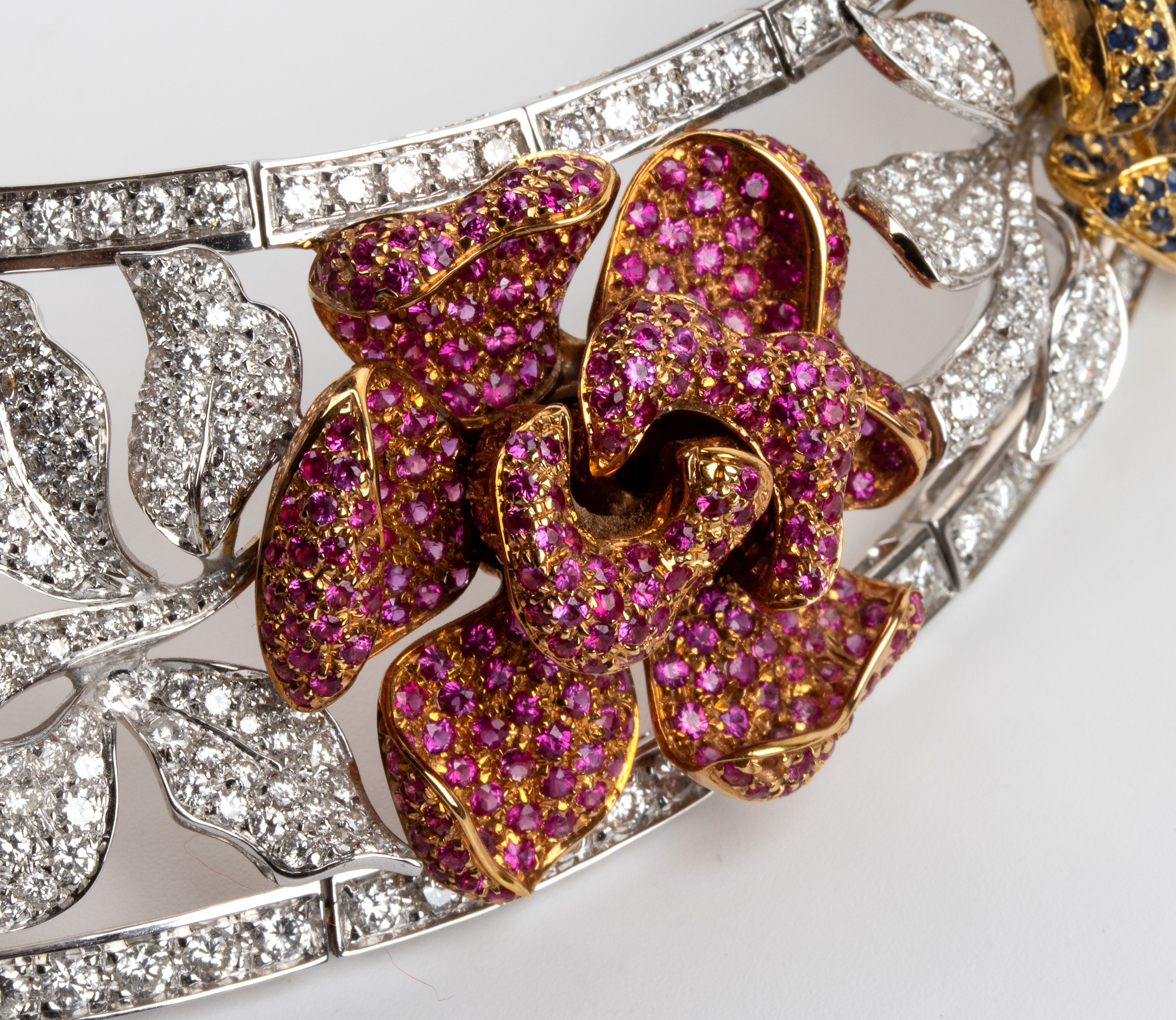 Demi parure composta da girocollo e bracciale in oro, diamanti e zaffiri