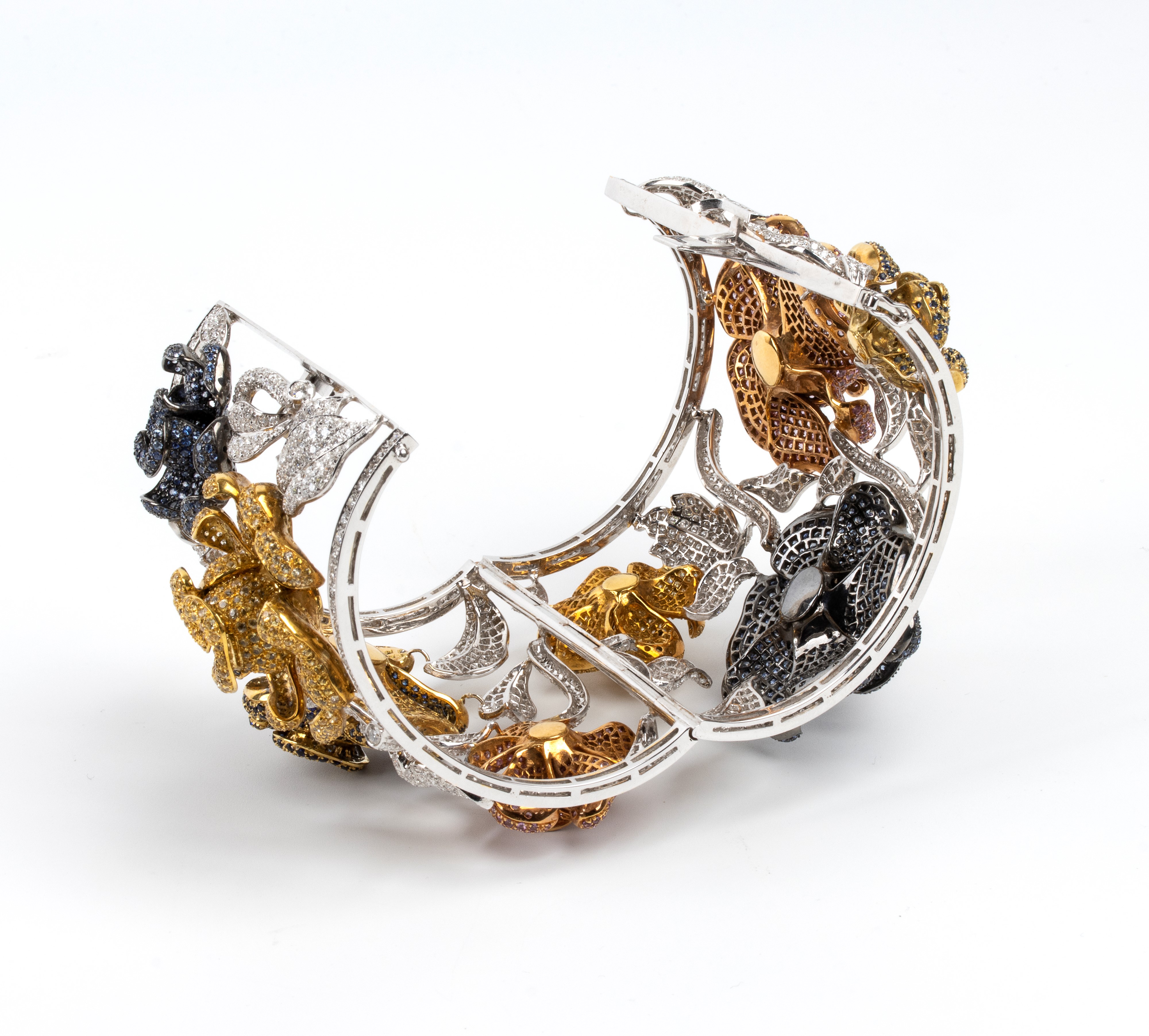 Demi parure composta da girocollo e bracciale in oro, diamanti e zaffiri