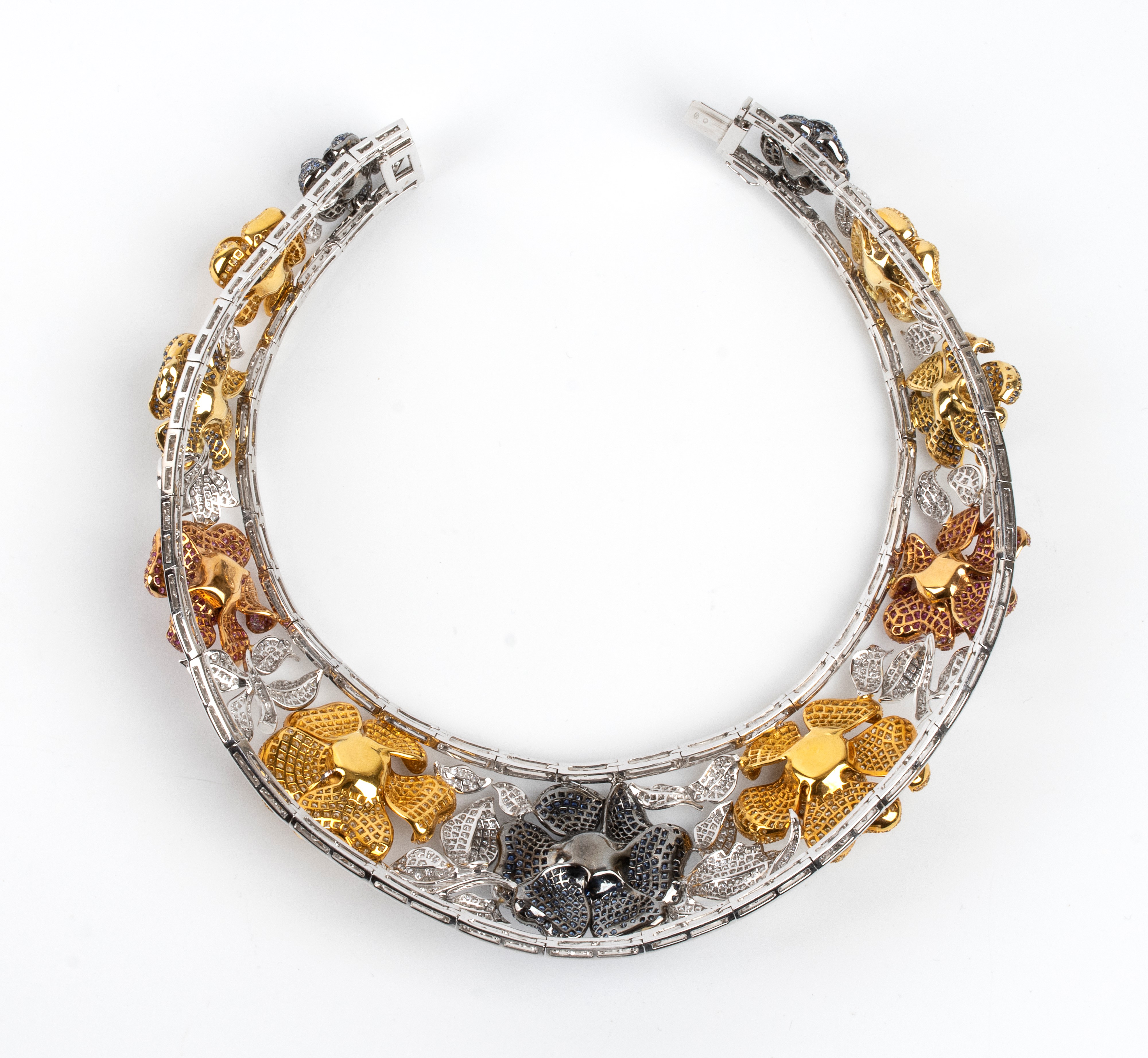 Demi parure composta da girocollo e bracciale in oro, diamanti e zaffiri