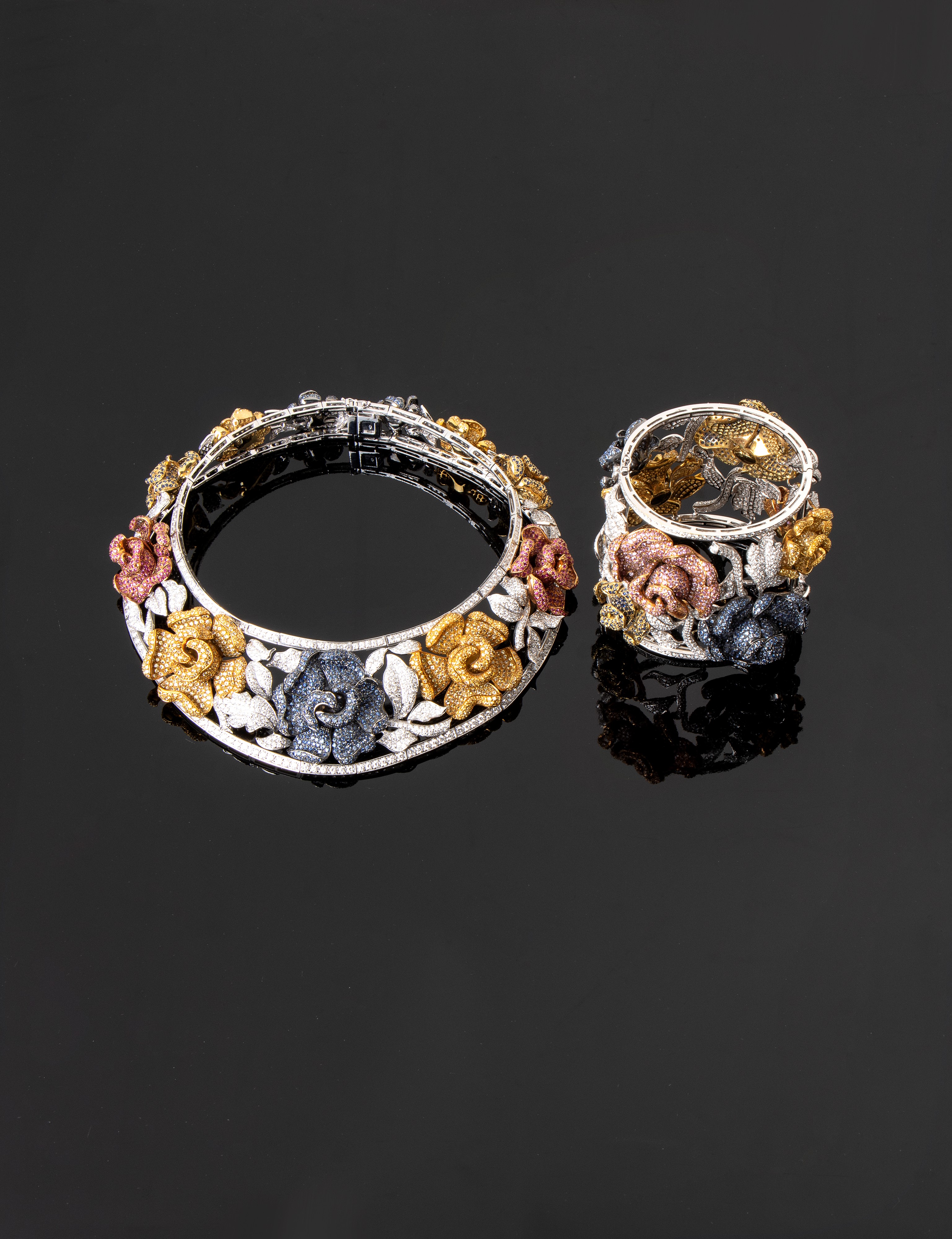 Demi parure composta da girocollo e bracciale in oro, diamanti e zaffiri