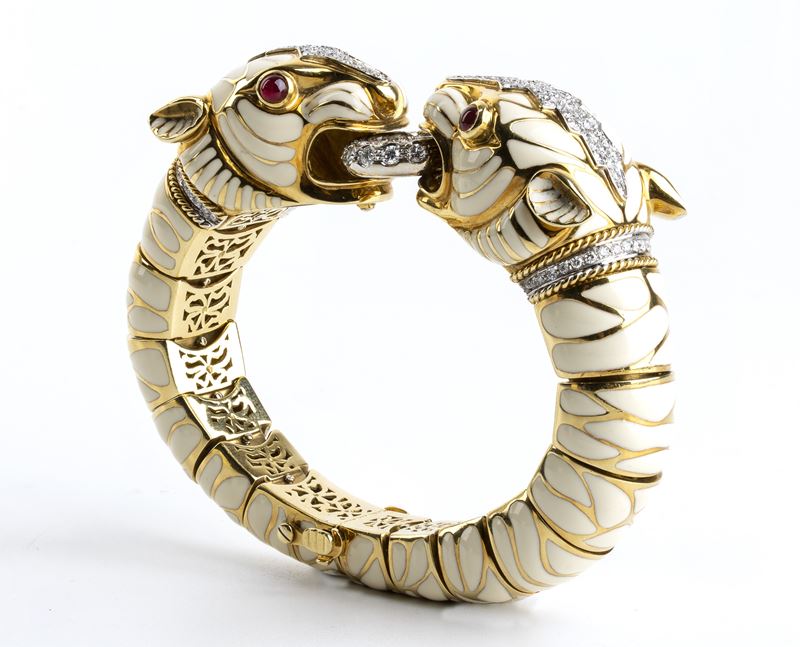 Bracciale flessibile in oro con coppia di teste di tigre, smalto bianco, rubini e diamanti