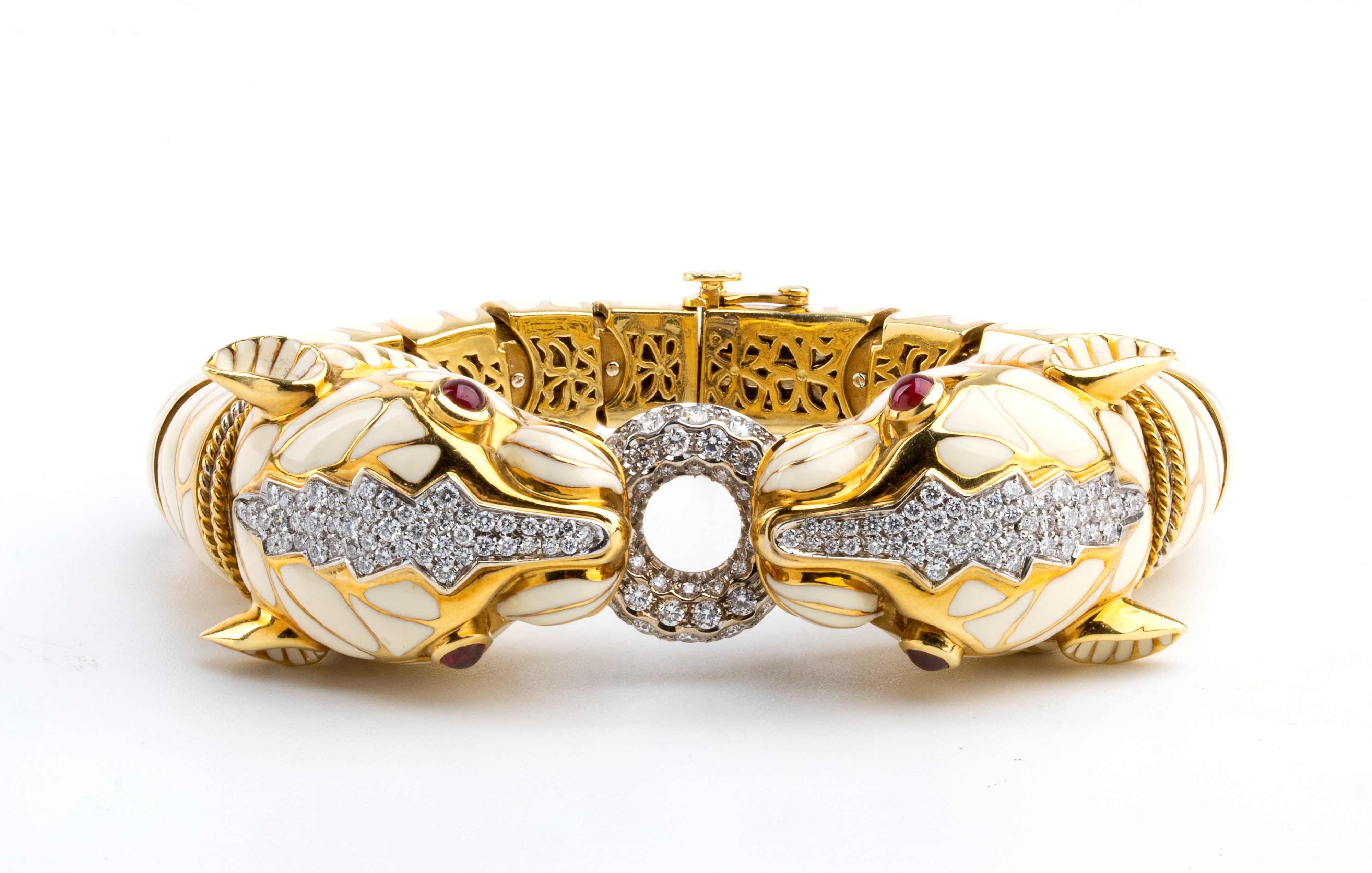Bracciale flessibile in oro con coppia di teste di tigre, smalto bianco, rubini e diamanti