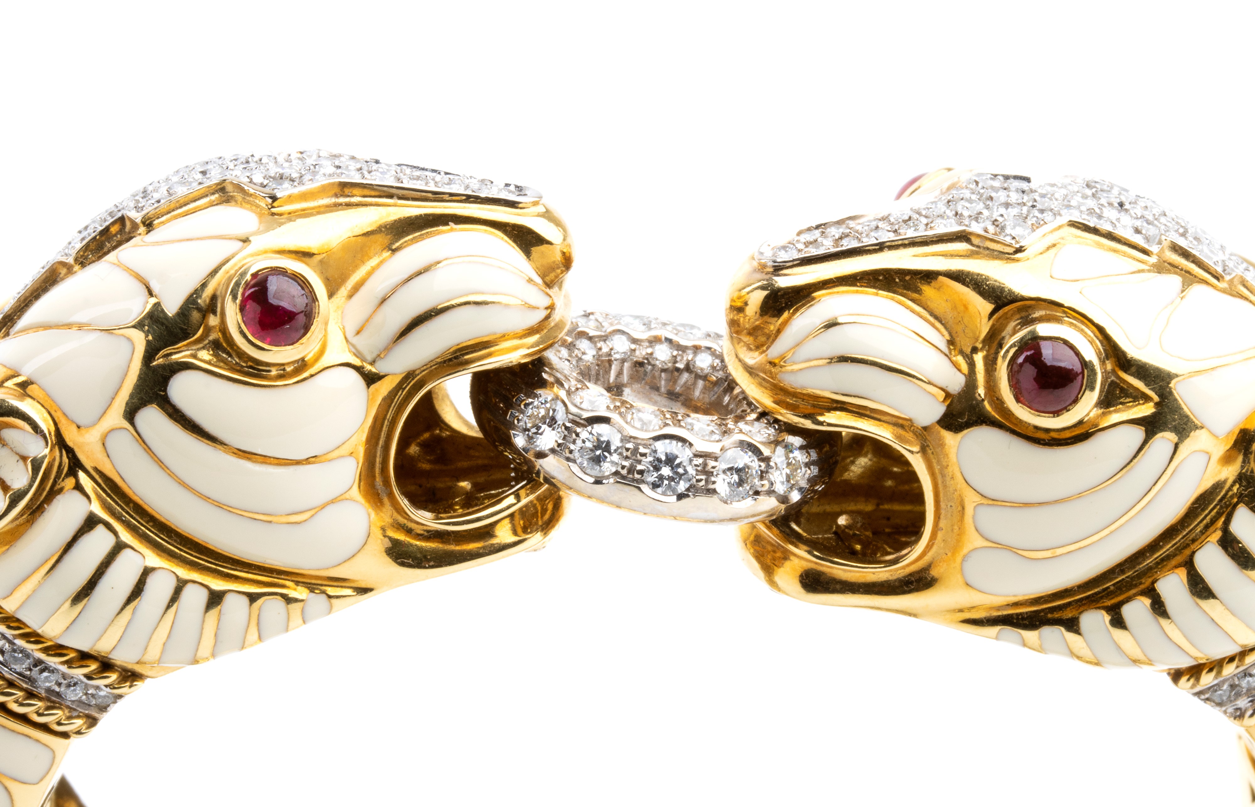 Bracciale flessibile in oro con coppia di teste di tigre, smalto bianco, rubini e diamanti