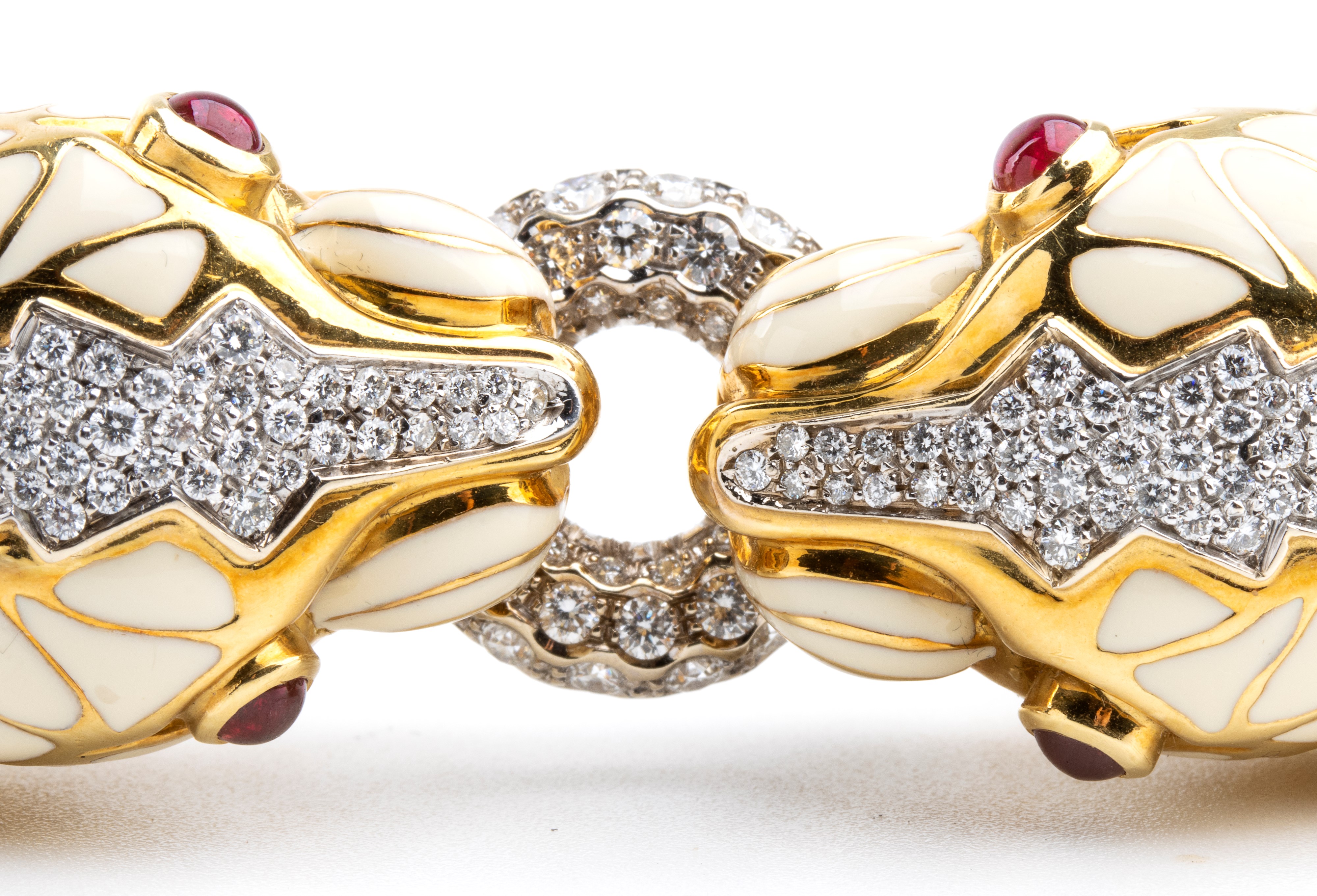 Bracciale flessibile in oro con coppia di teste di tigre, smalto bianco, rubini e diamanti