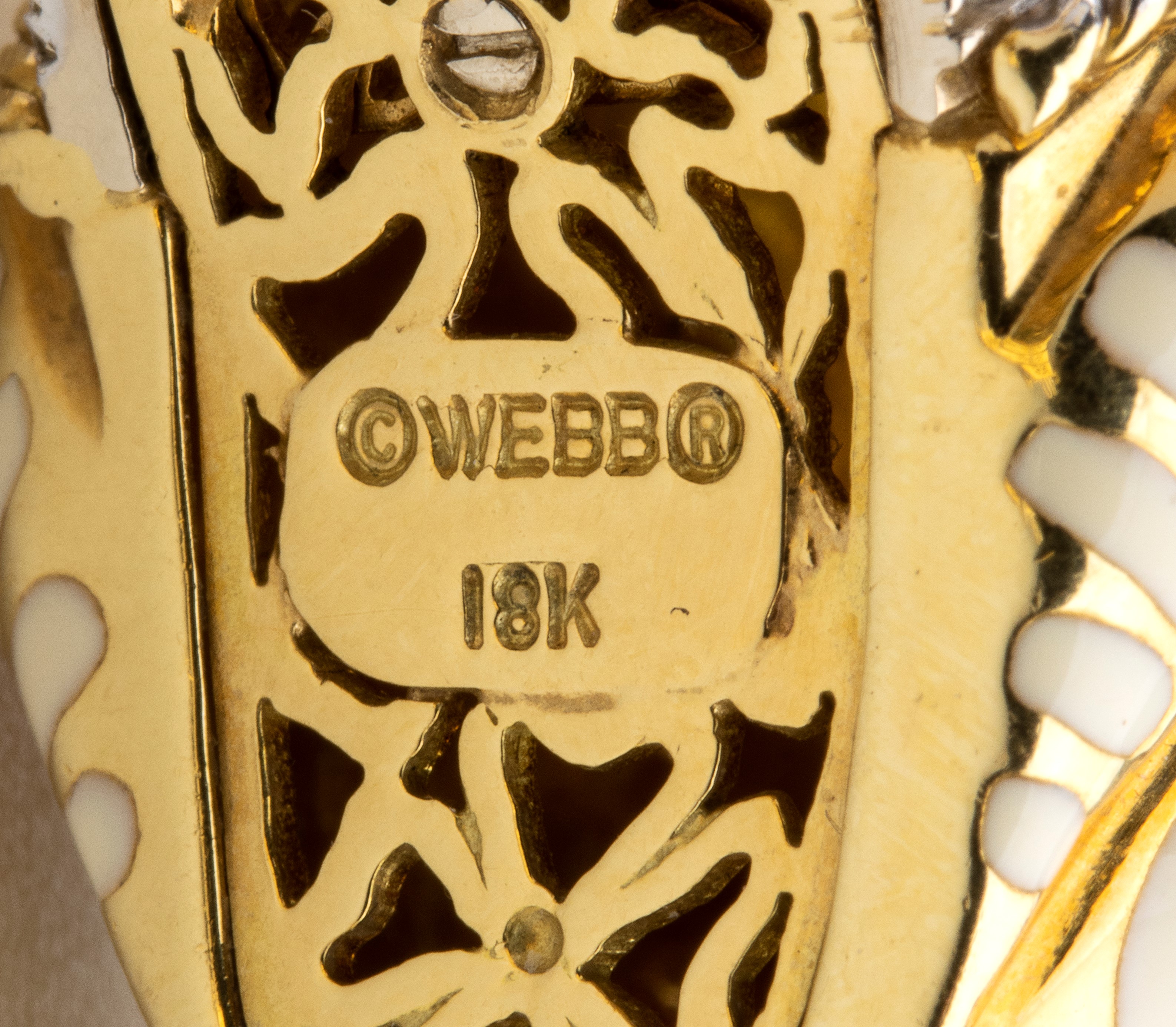 Bracciale flessibile in oro con coppia di teste di tigre, smalto bianco, rubini e diamanti