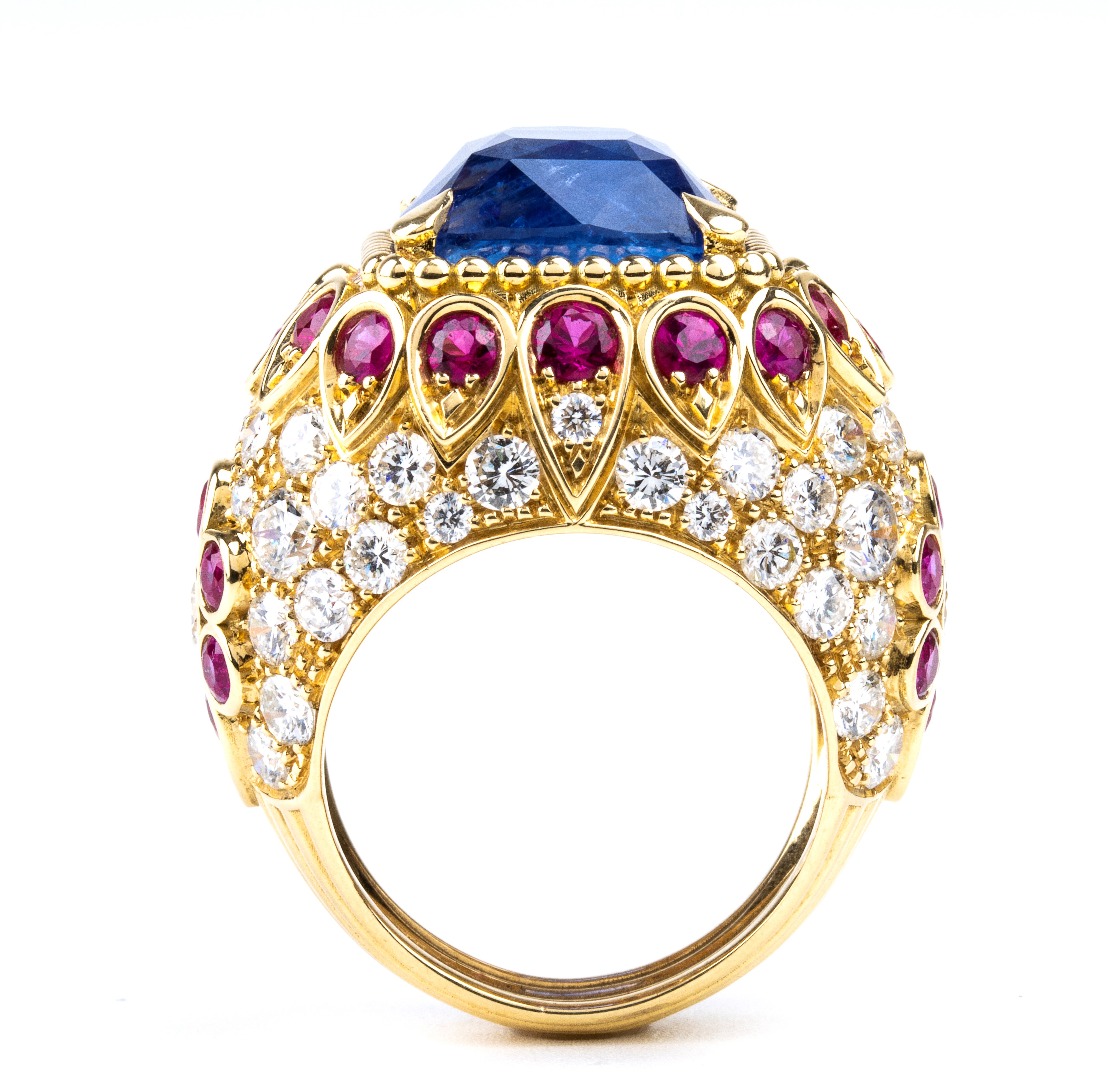 Anello in oro con zaffiro Burma (non trattato), rubini e diamanti
