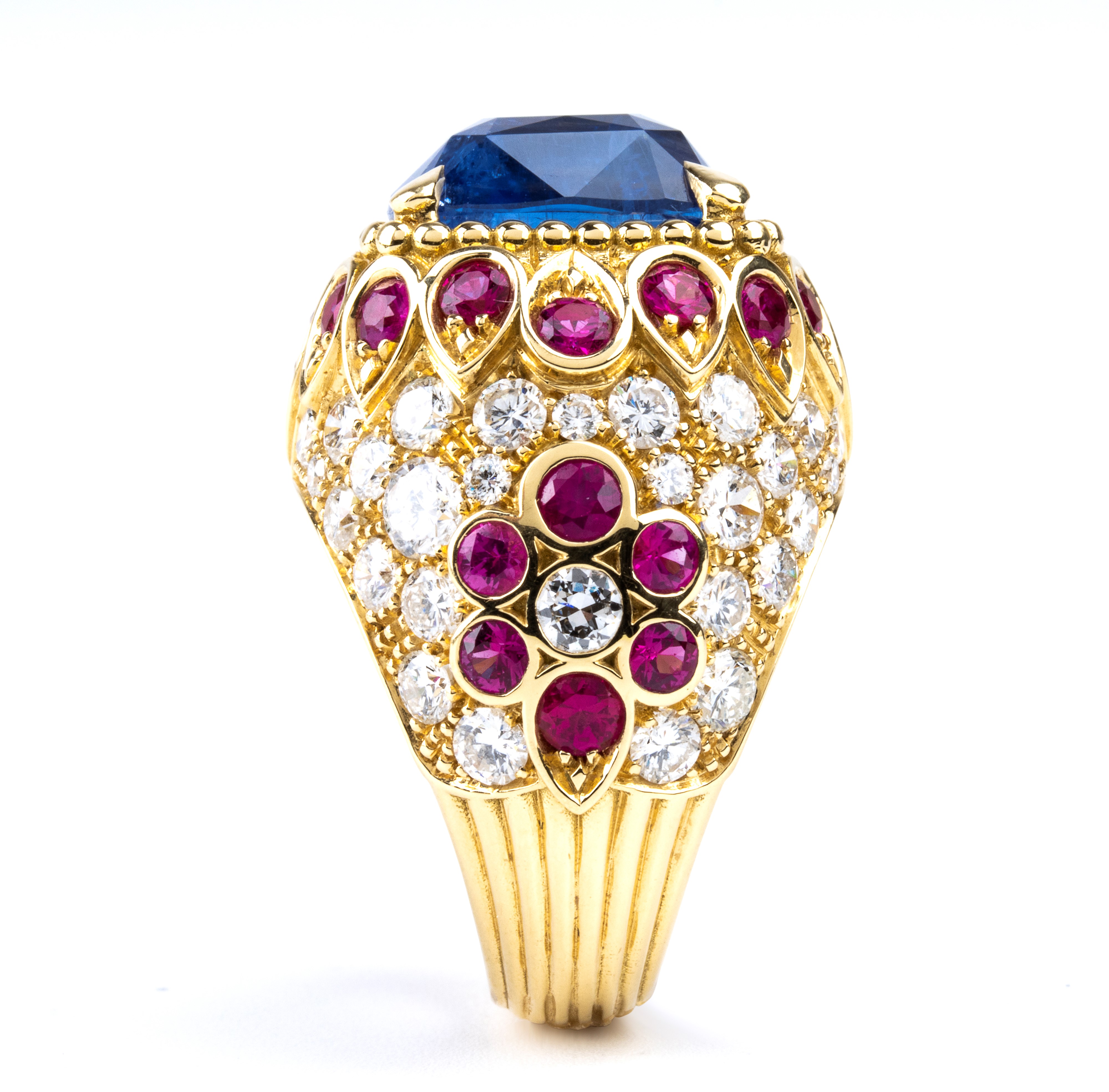 Anello in oro con zaffiro Burma (non trattato), rubini e diamanti