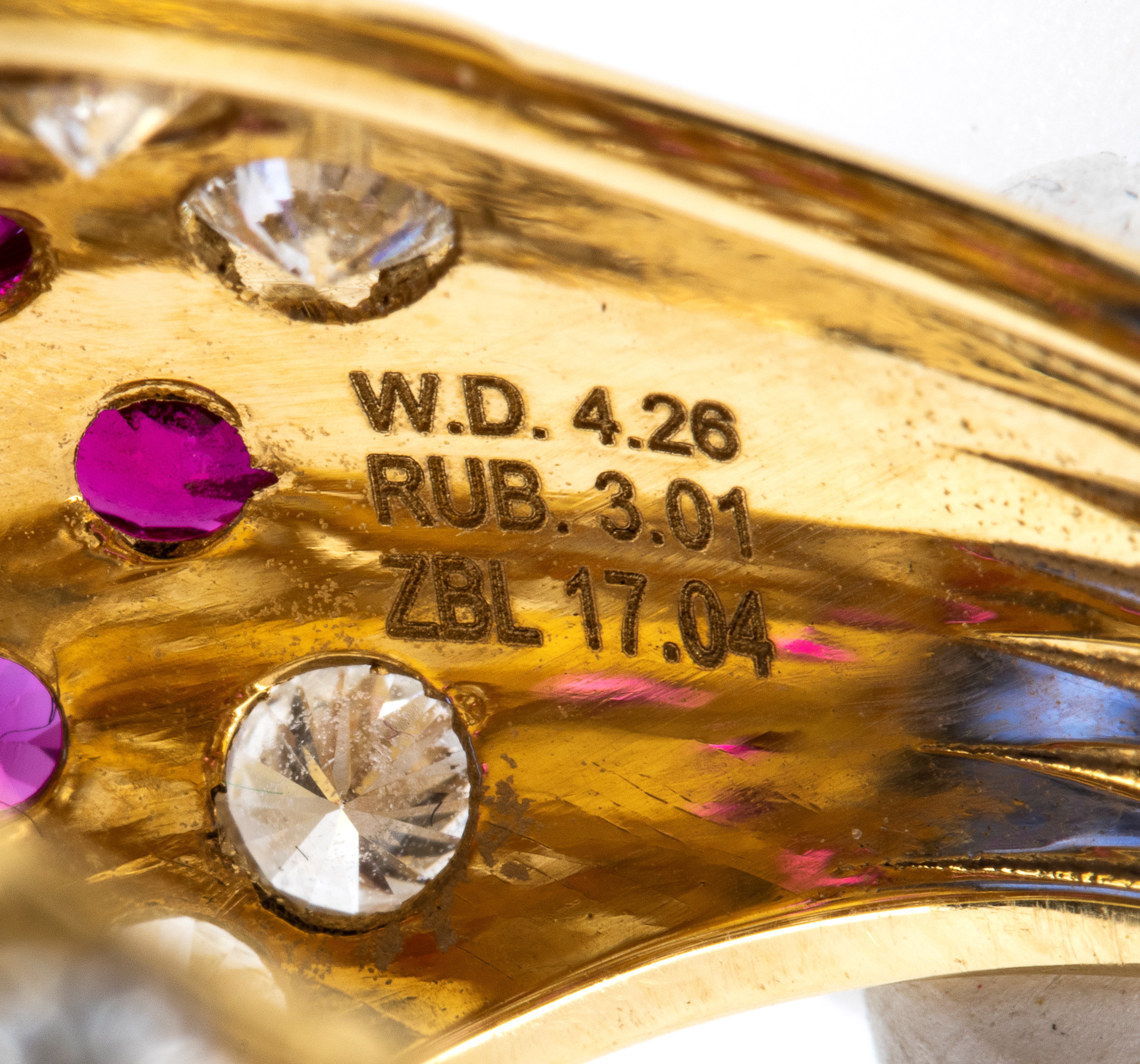 Anello in oro con zaffiro Burma (non trattato), rubini e diamanti