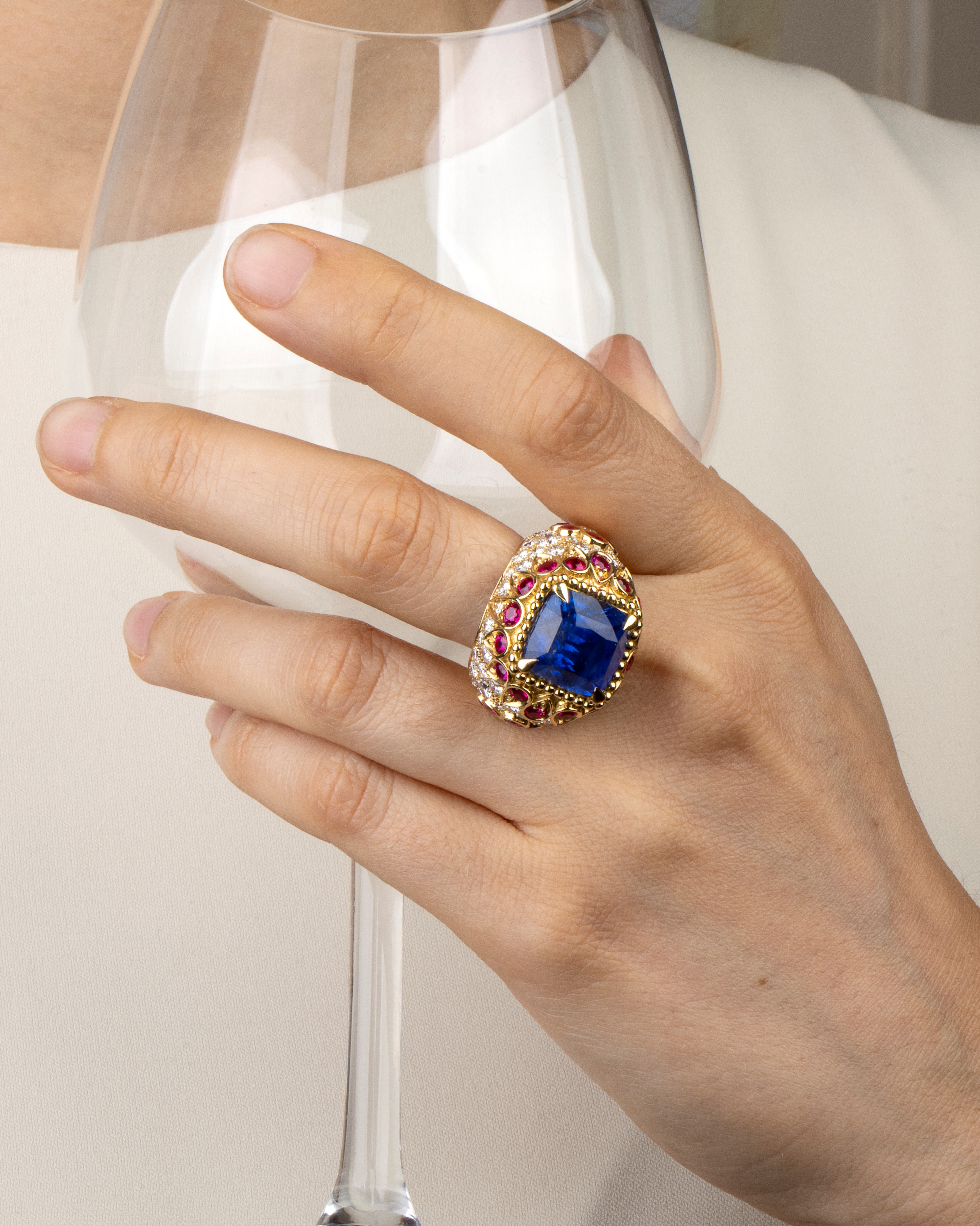 Anello in oro con zaffiro Burma (non trattato), rubini e diamanti