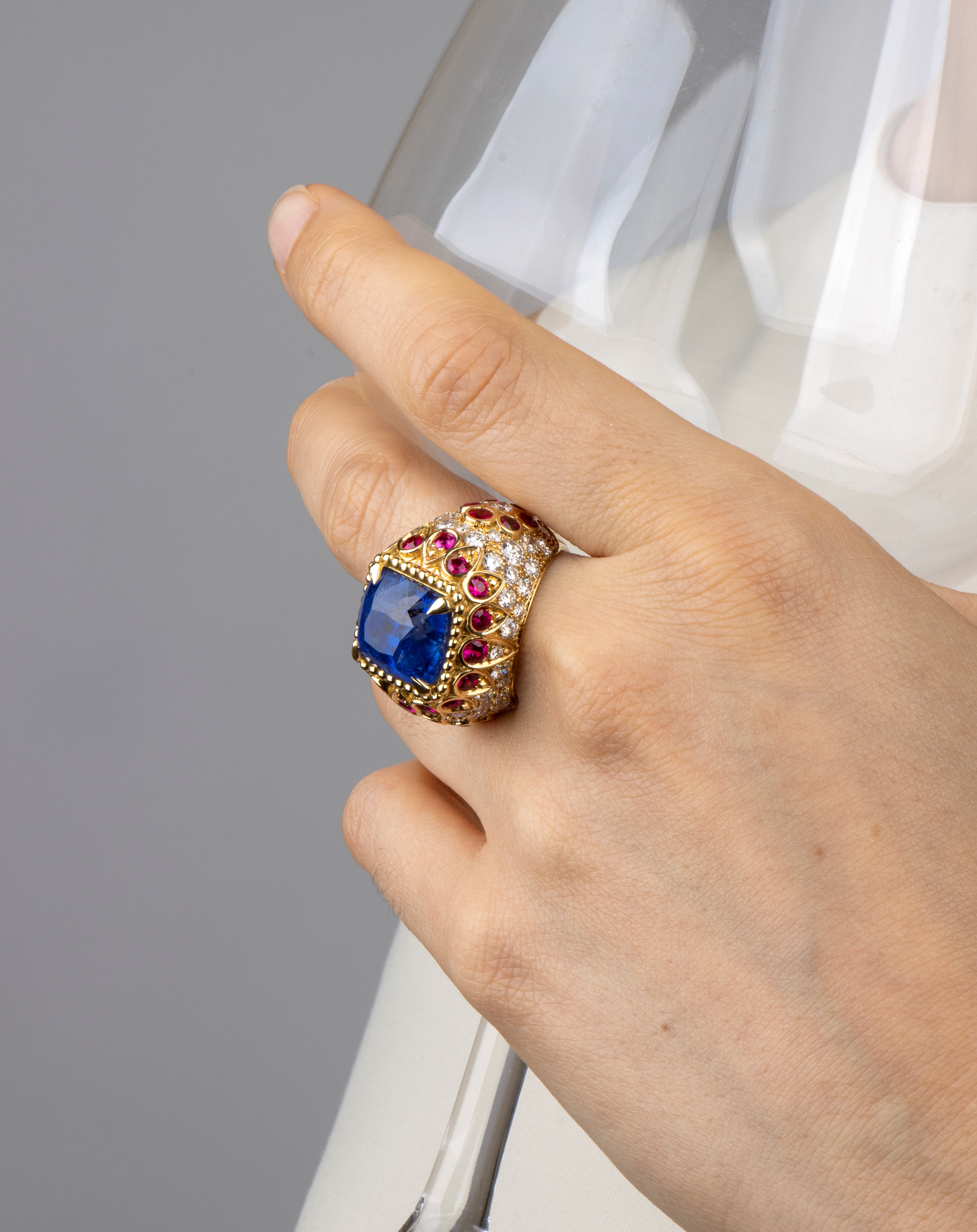 Anello in oro con zaffiro Burma (non trattato), rubini e diamanti