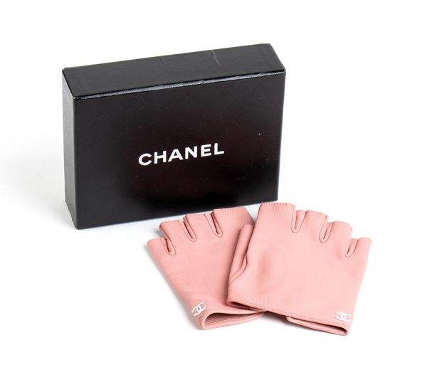 Chanel -  Pink Gloves