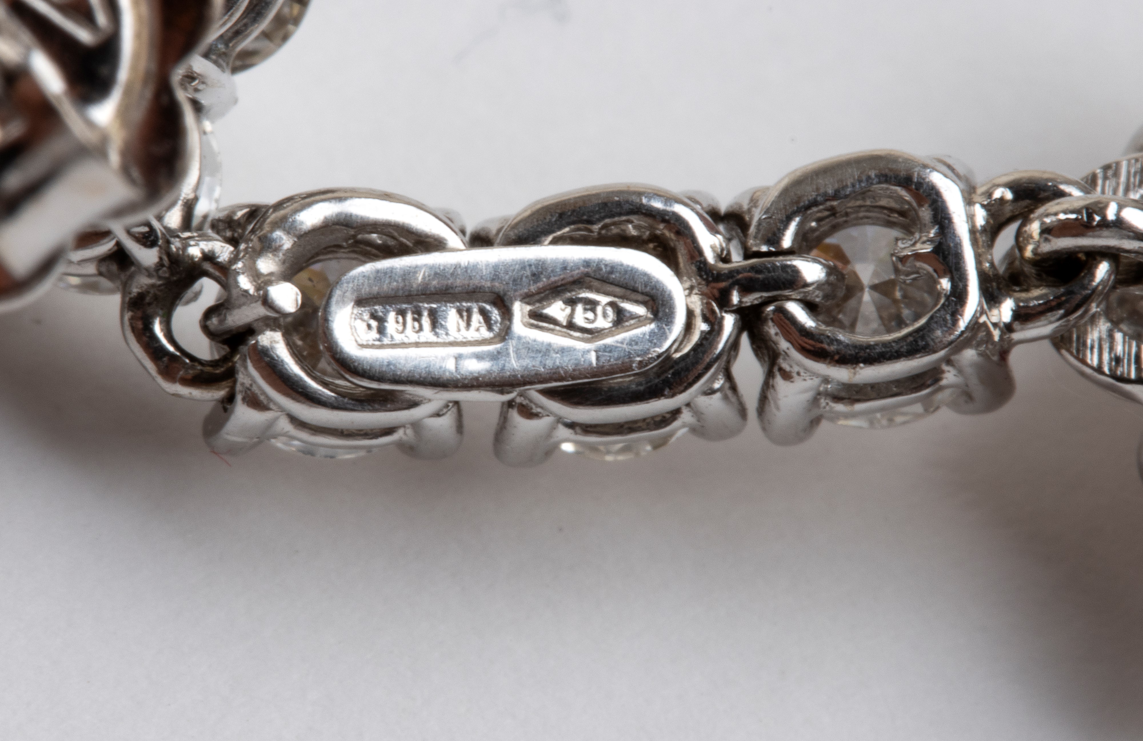 Orecchini pendenti in oro, rubini e diamanti