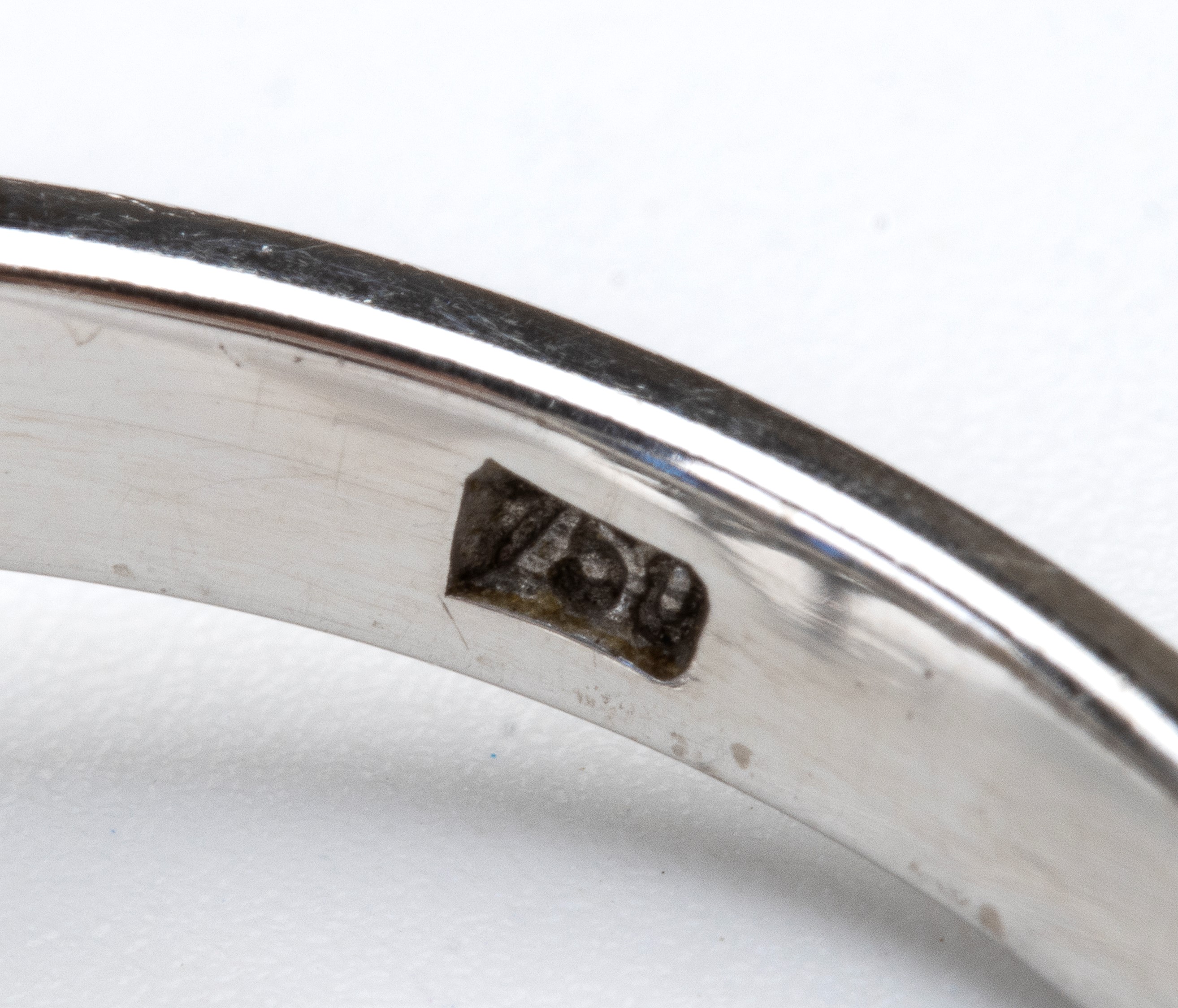 Anello in oro con diamanti e zaffiri