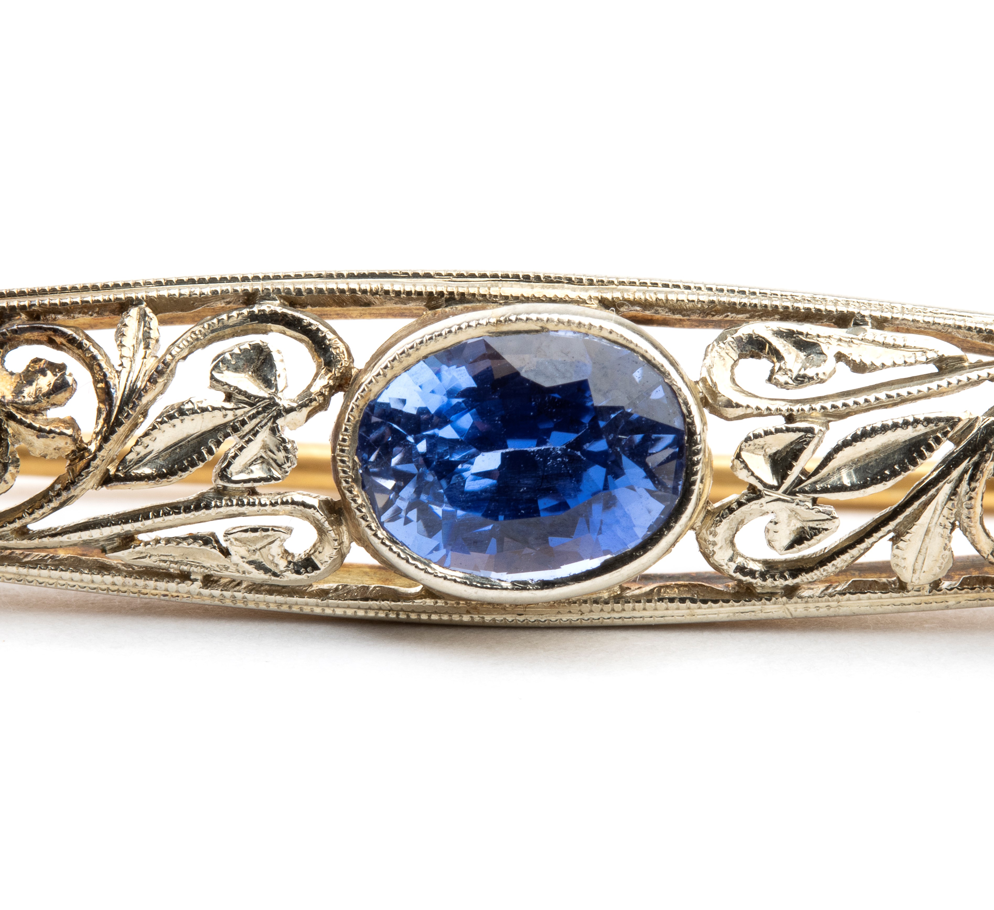 Spilla a barretta in oro e argento con zaffiro