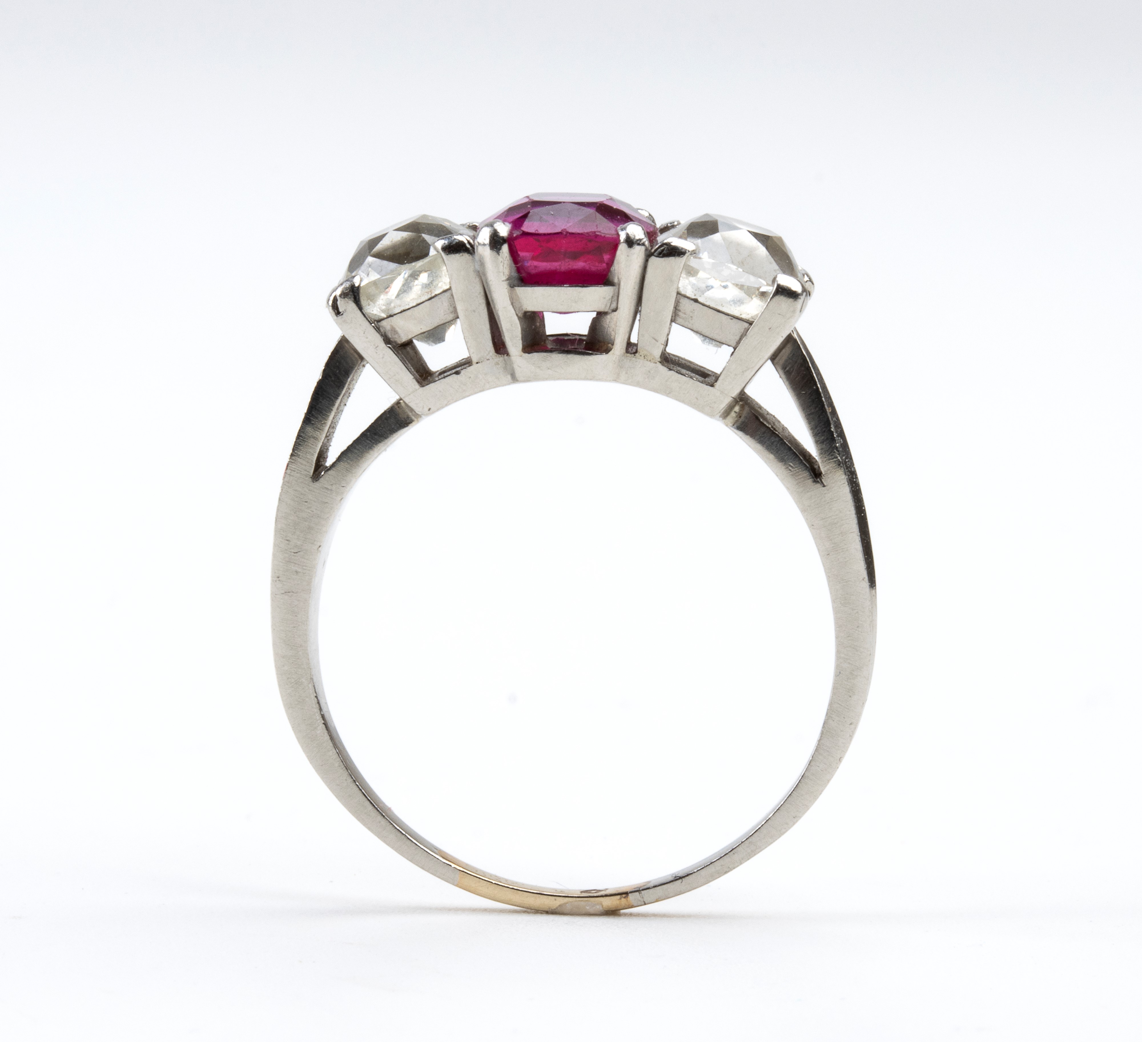 Anello in oro con diamanti e rubino