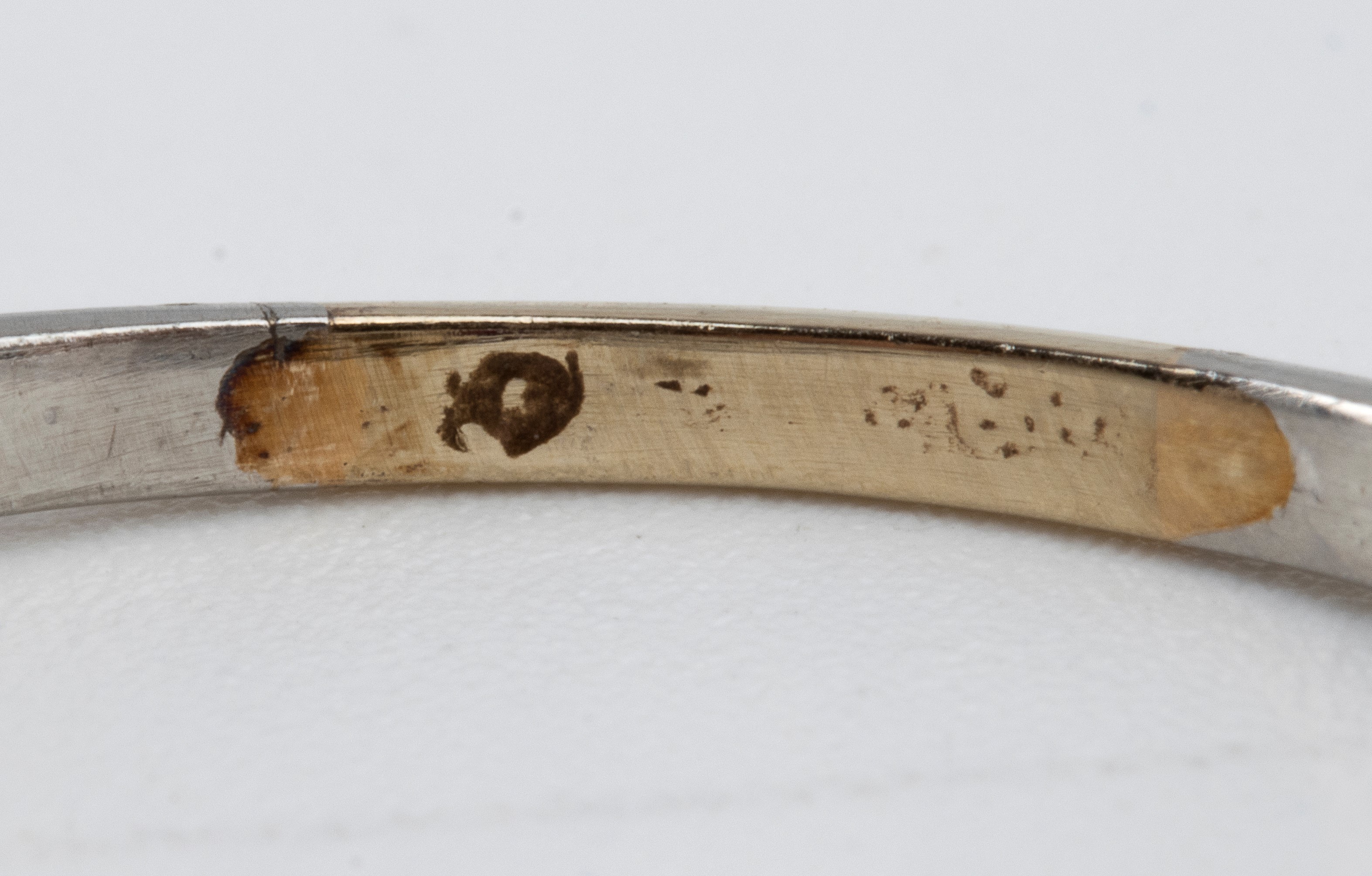 Anello in oro con diamanti e rubino