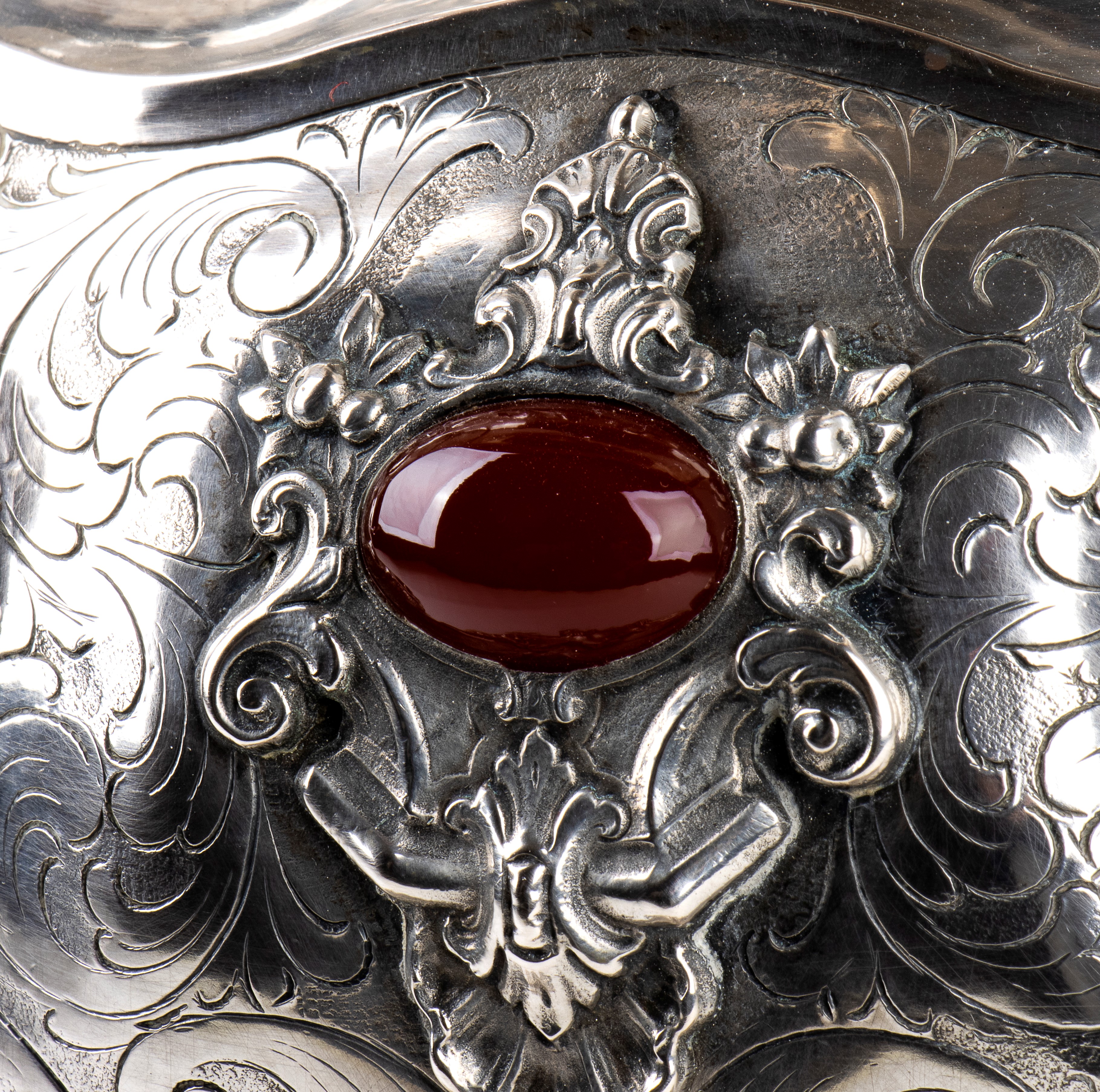 Centrotavola in argento con corniole