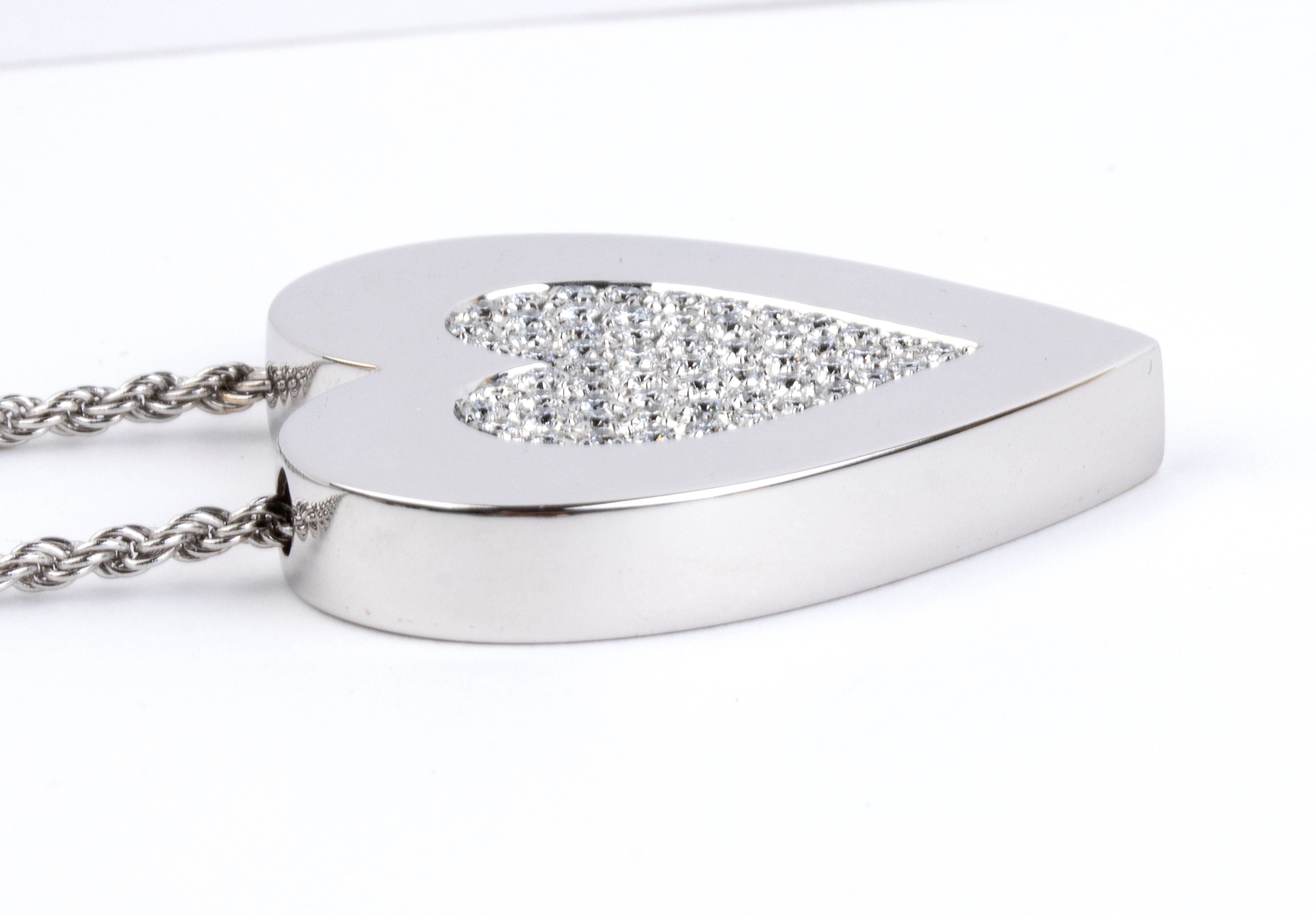 Girocollo in oro con pendente a cuore in oro e diamanti