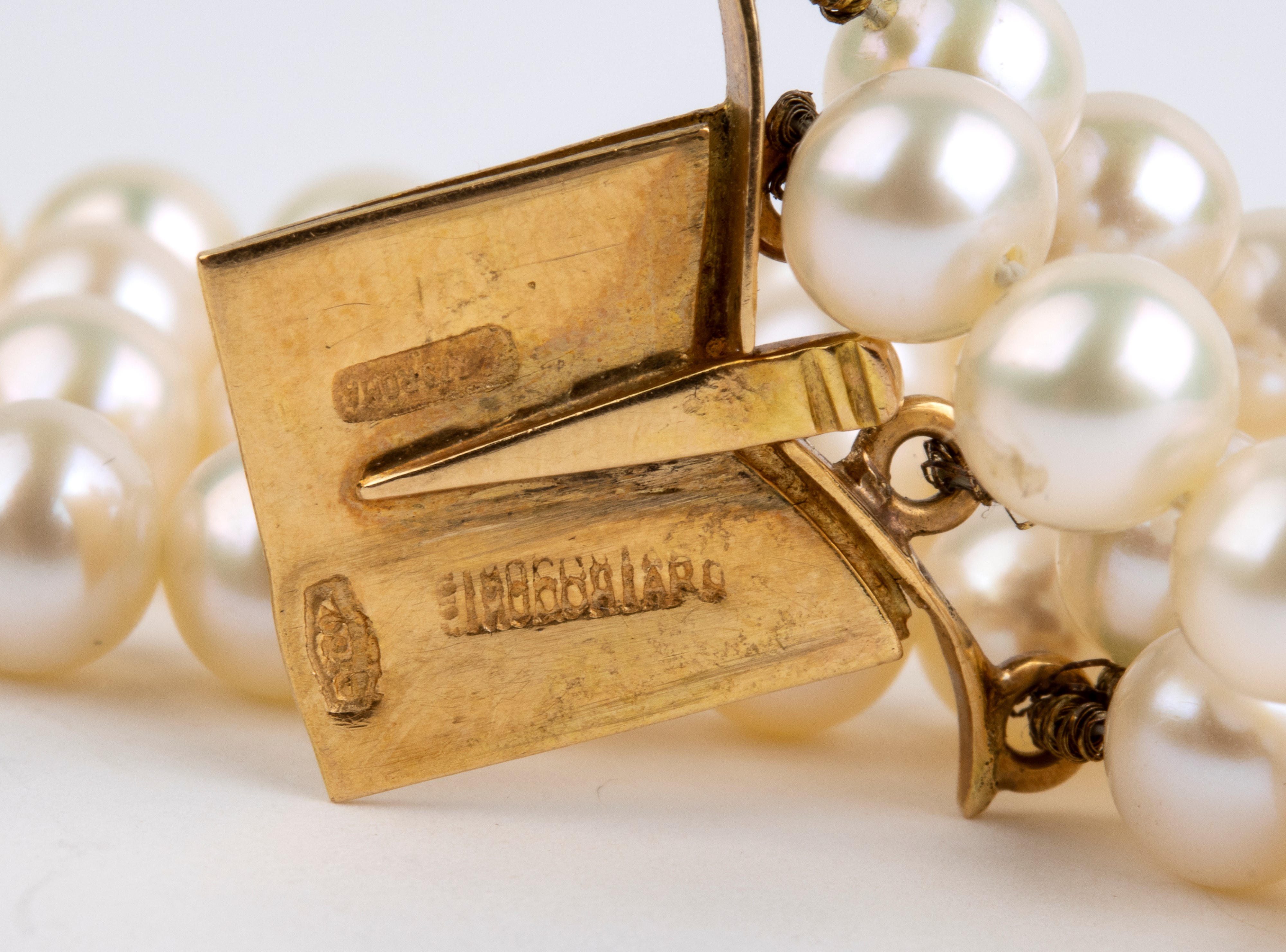 Bracciale in oro con perle, zaffiri e diamanti