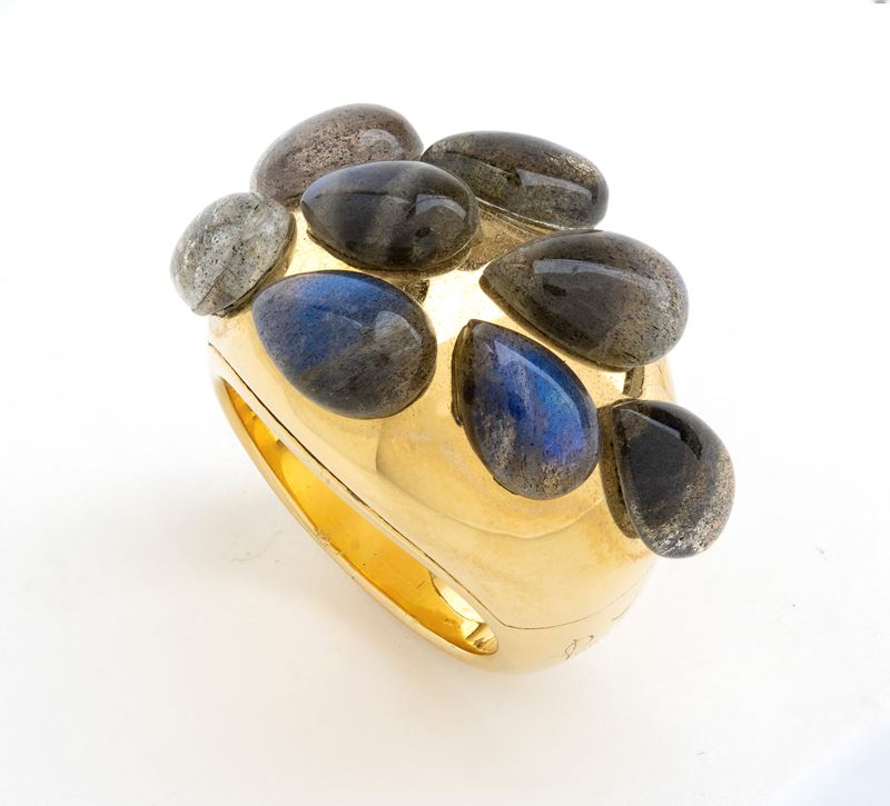 Anello in oro e labradorite