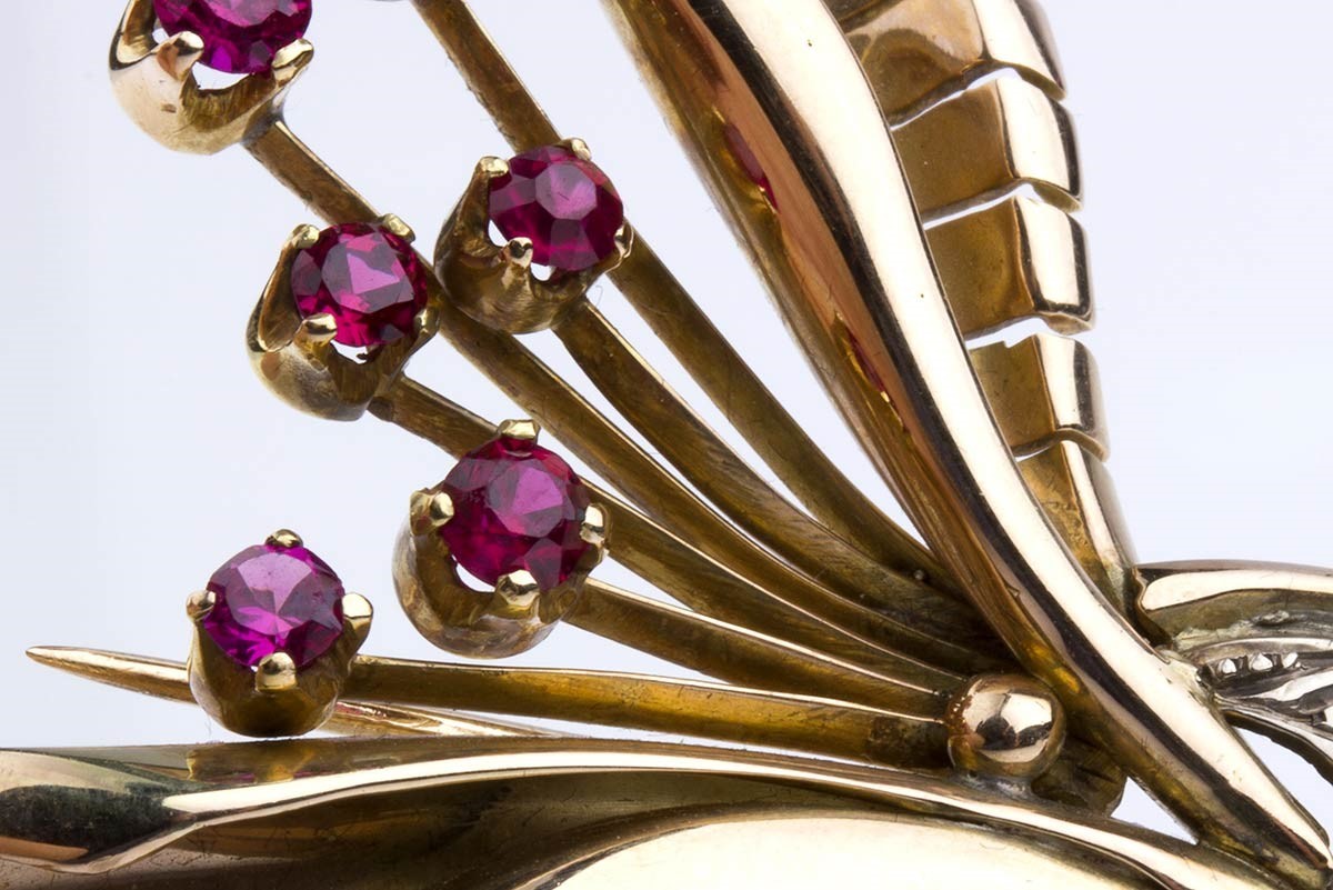 Spilla in oro con rubini e diamanti