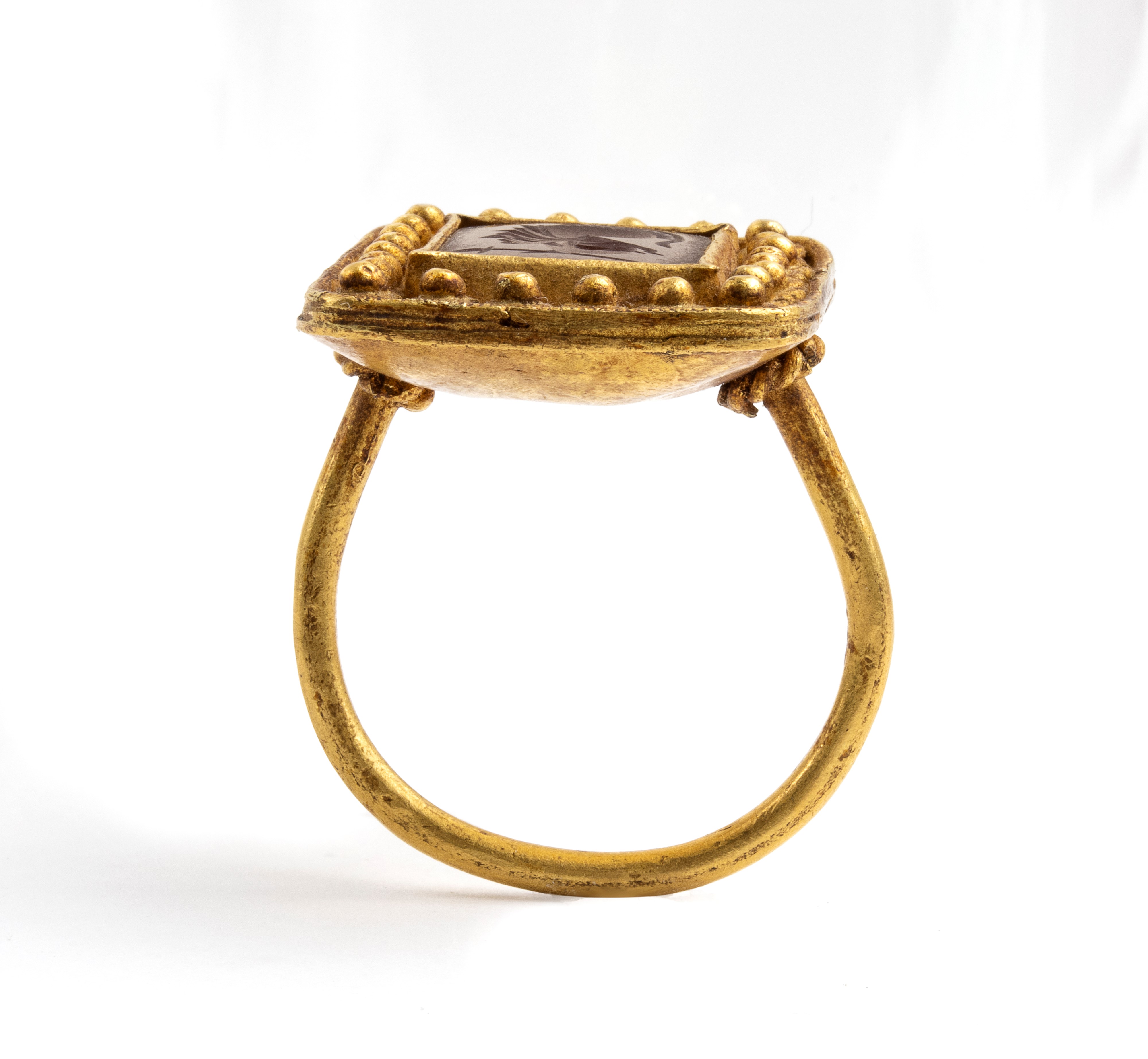 Anello in stile archeologico in oro e corniola incisa