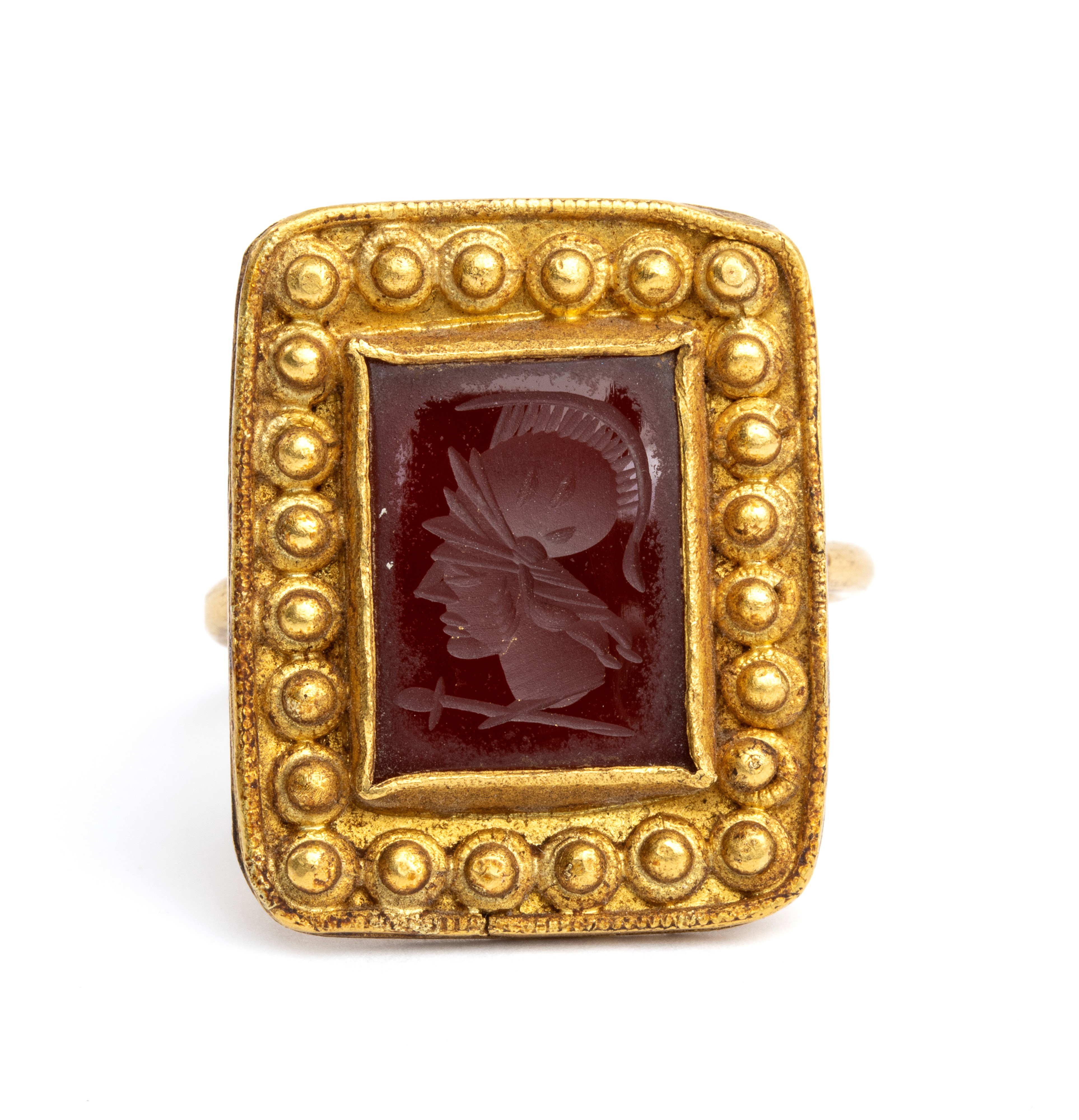 Anello in stile archeologico in oro e corniola incisa